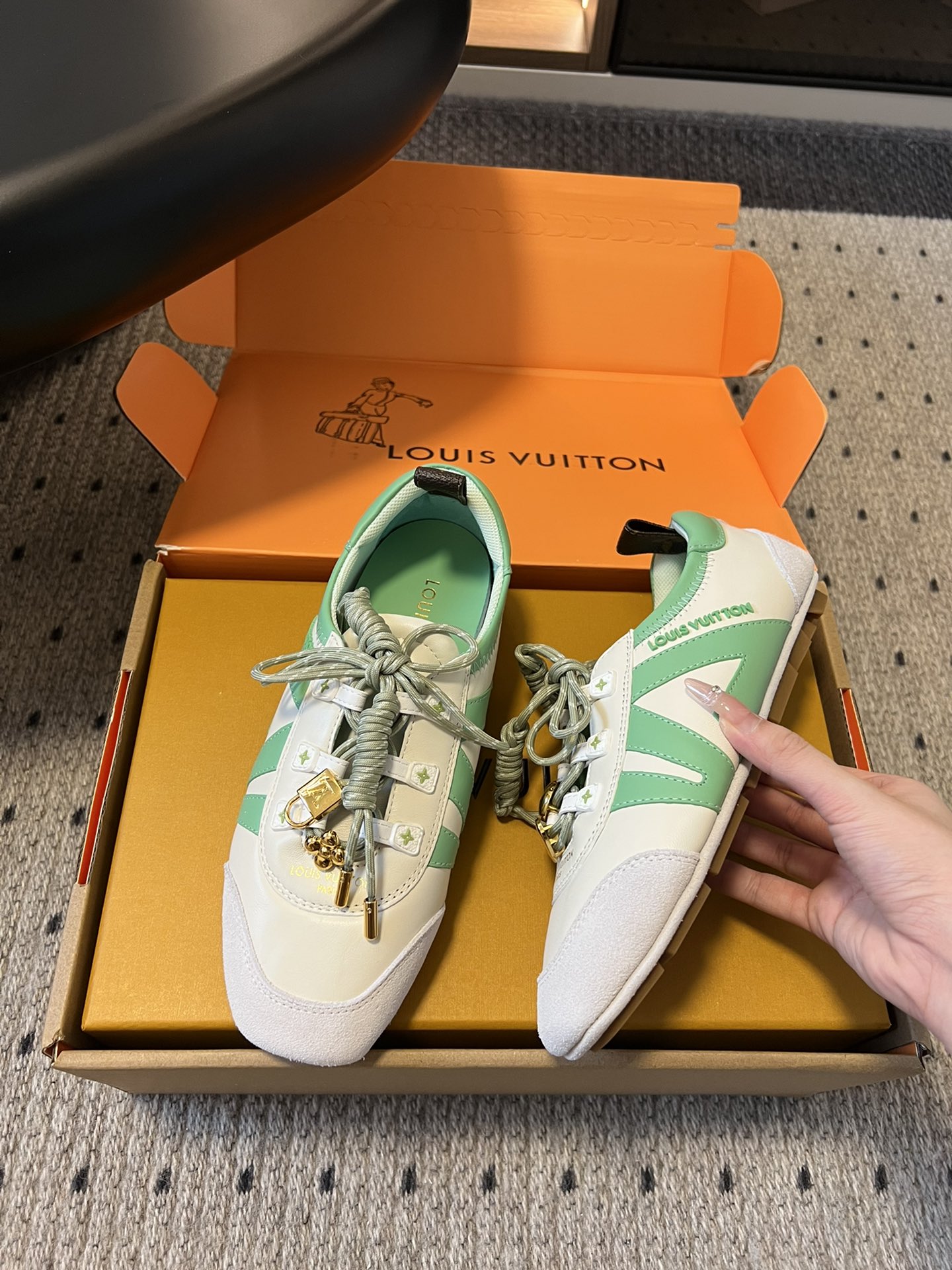 ➕扣子价格
Louis Vuitton路易威登驴牌春夏Sneakerina系列 芭蕾运动鞋 德训鞋 平底