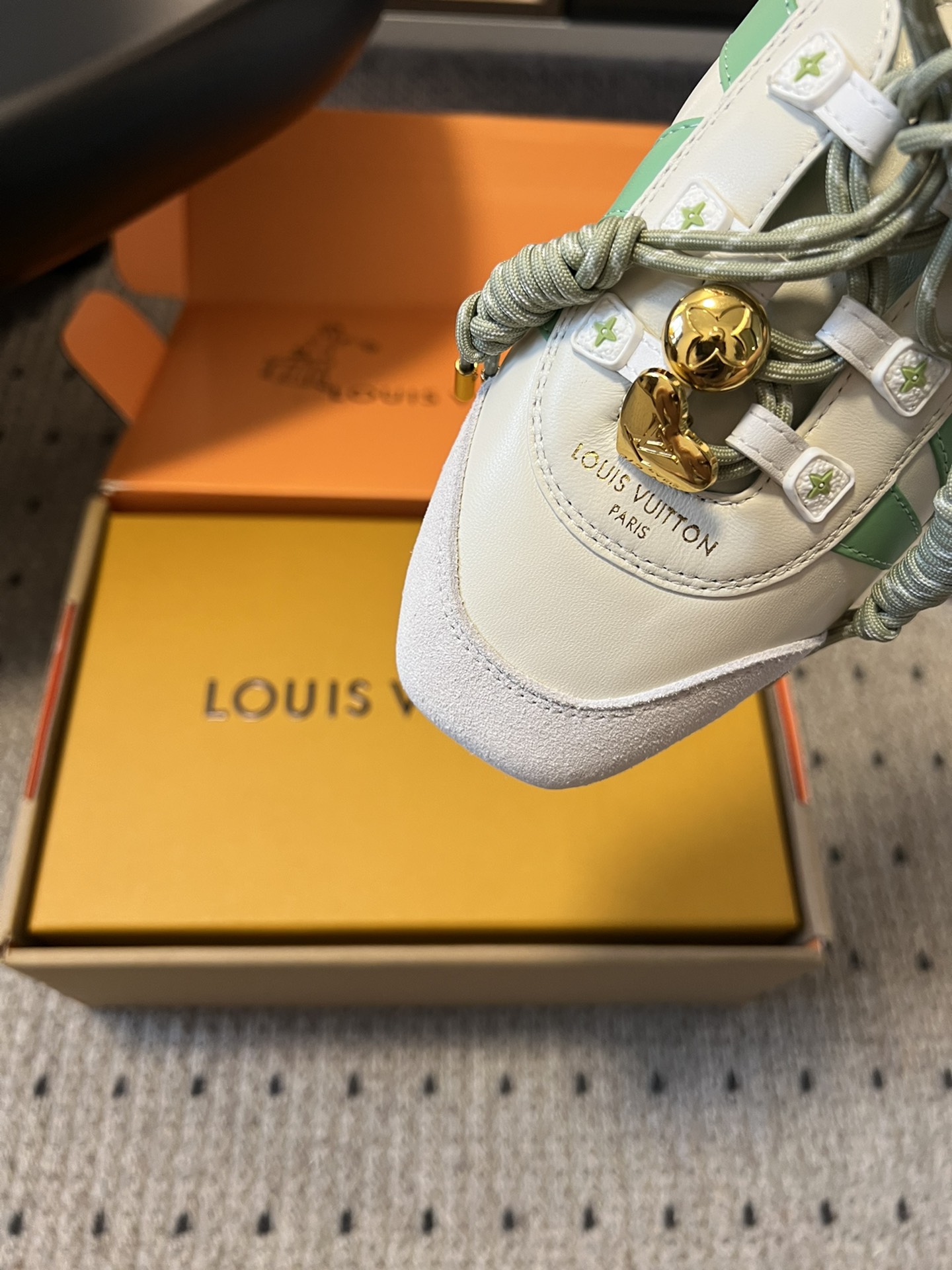 ➕扣子价格
Louis Vuitton路易威登驴牌春夏Sneakerina系列 芭蕾运动鞋 德训鞋 平底