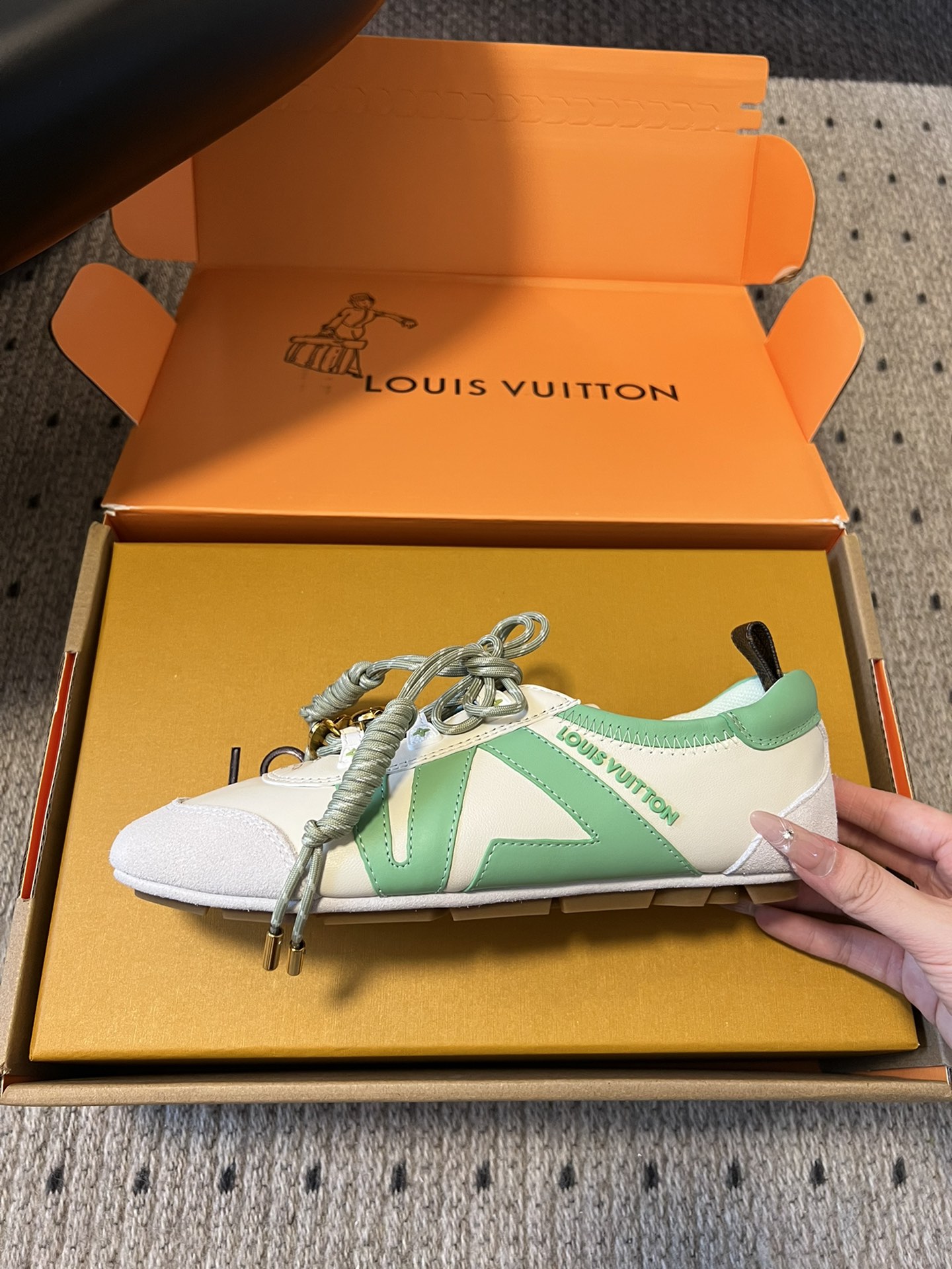 ➕扣子价格
Louis Vuitton路易威登驴牌春夏Sneakerina系列 芭蕾运动鞋 德训鞋 平底