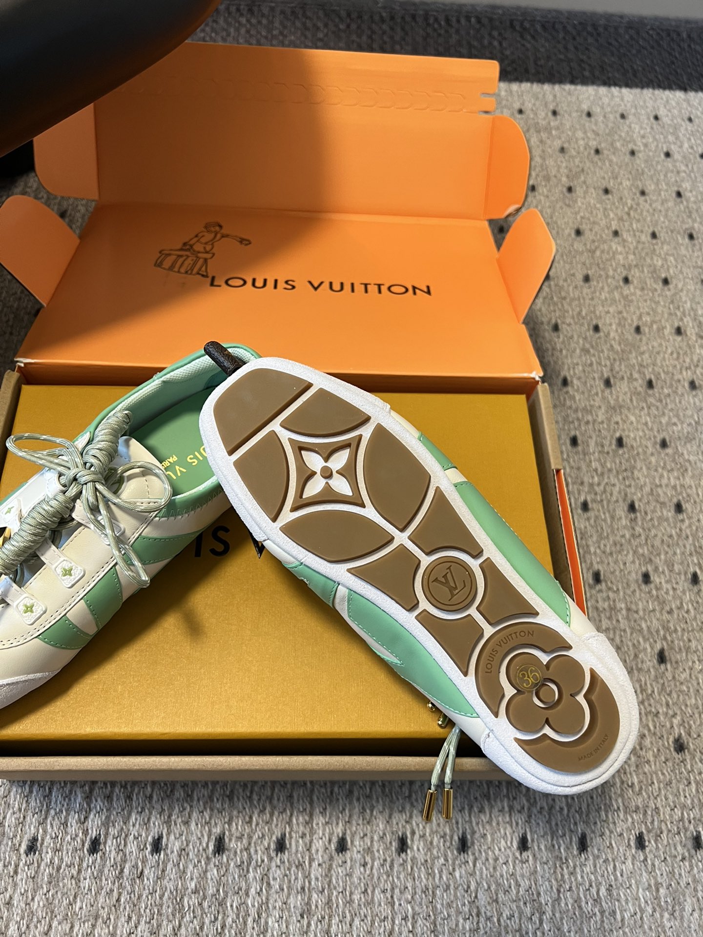 ➕扣子价格
Louis Vuitton路易威登驴牌春夏Sneakerina系列 芭蕾运动鞋 德训鞋 平底