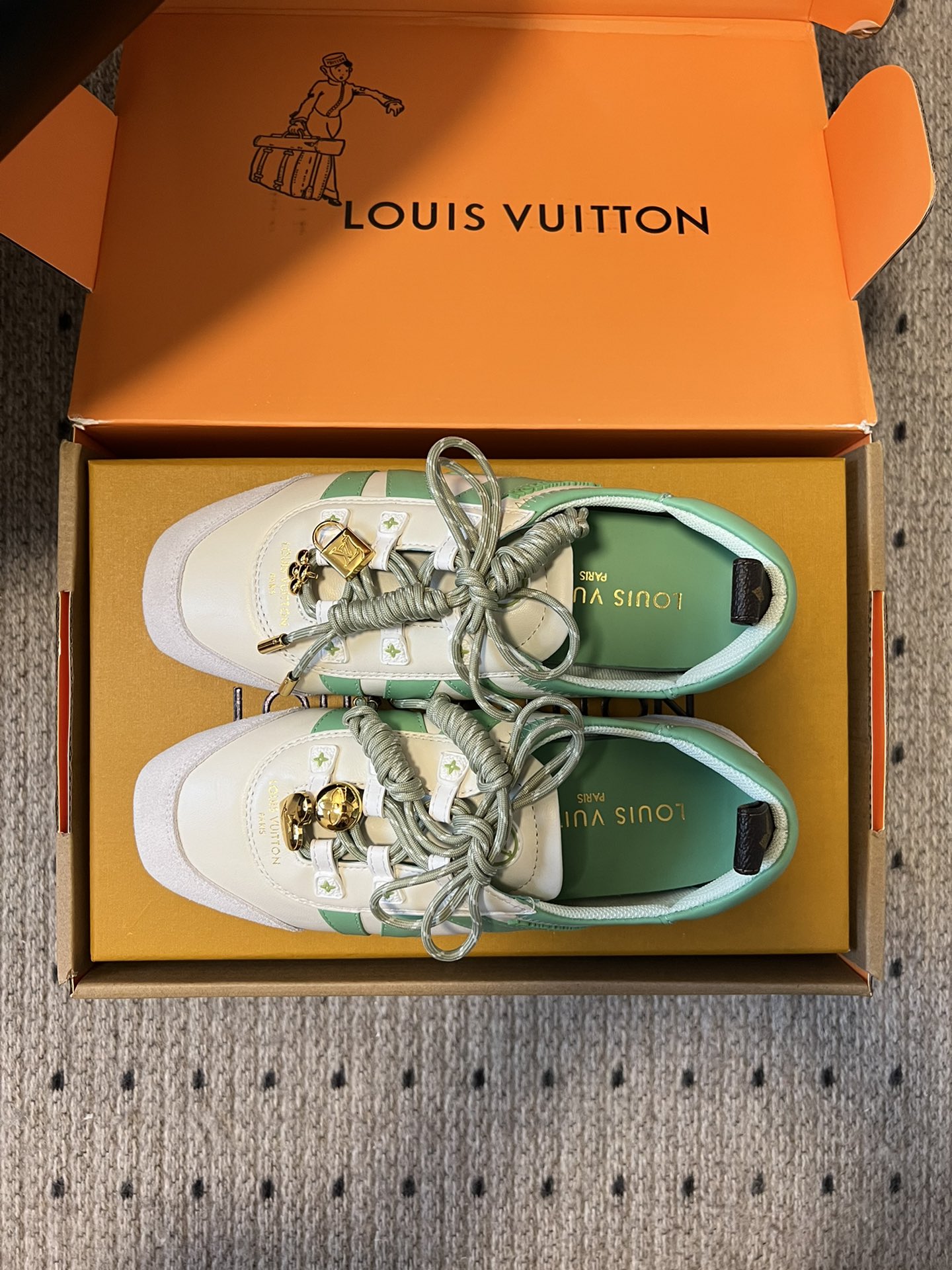 ➕扣子价格
Louis Vuitton路易威登驴牌春夏Sneakerina系列 芭蕾运动鞋 德训鞋 平底