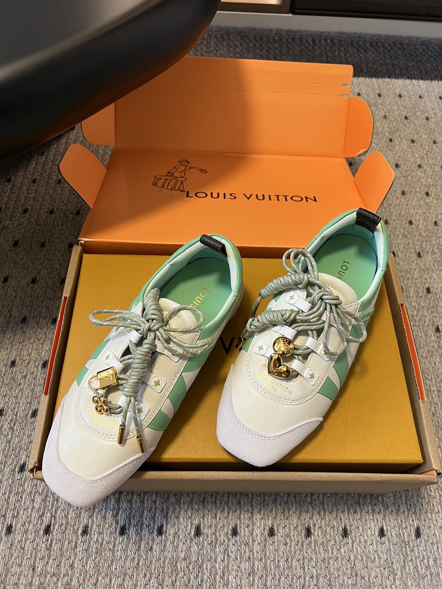 ➕扣子价格
Louis Vuitton路易威登驴牌春夏Sneakerina系列 芭蕾运动鞋 德训鞋 平底
