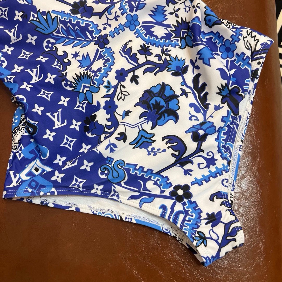 🆕
Lv专柜最新款沙滩系列连体式泳衣 可以说是游泳衣的天花板了👙强烈推荐！
实物非常高级，泳衣外穿太🉑️