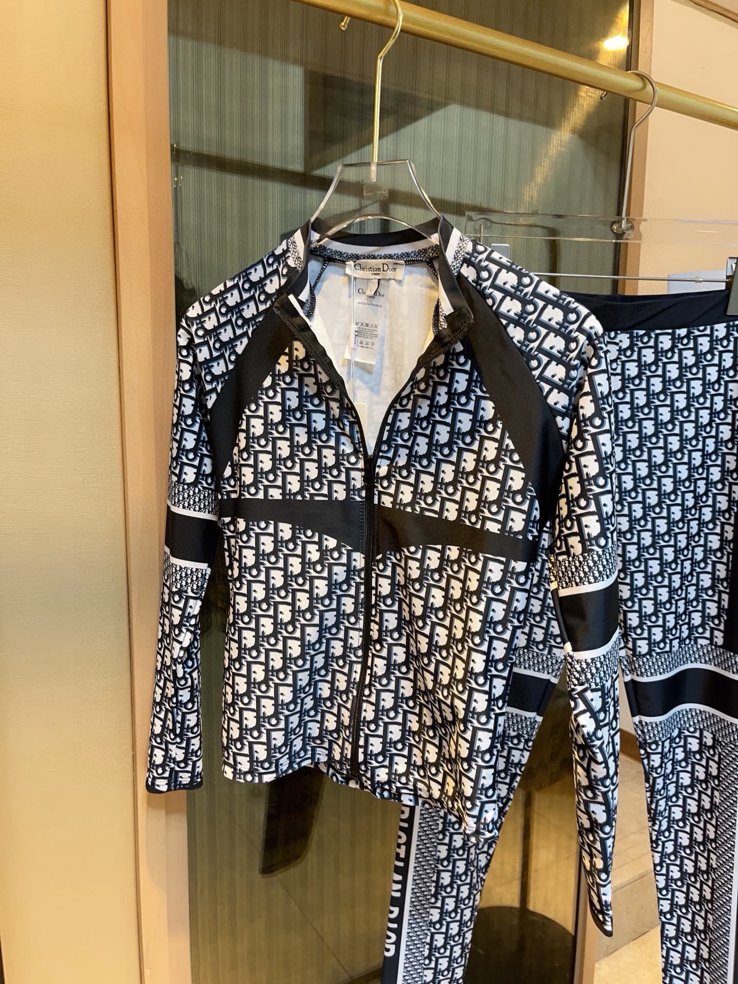 🆕
Dior新款高弹力健身瑜伽服运动套装 修身提臀显瘦打底裤脚          码数：SM L Xl