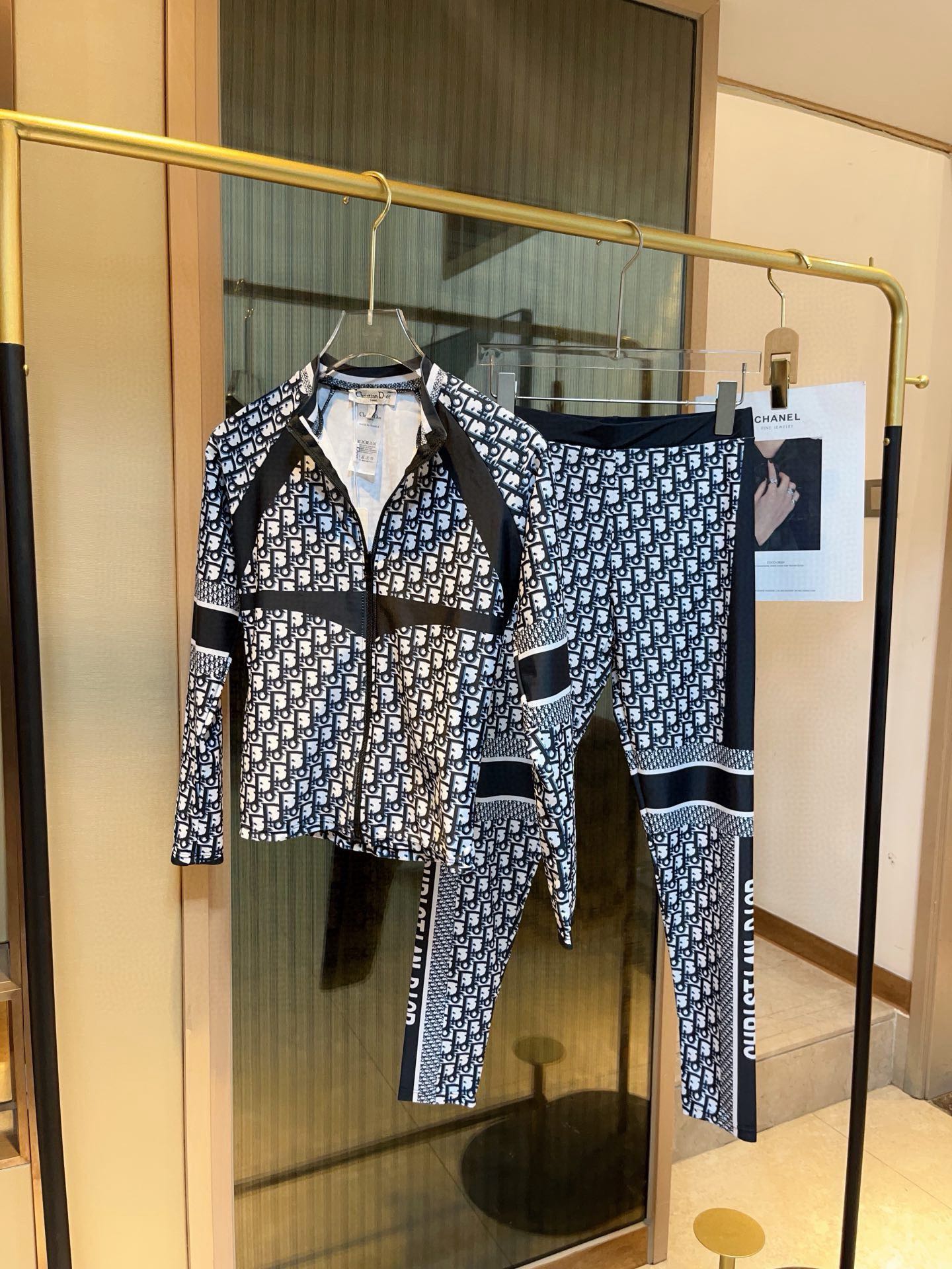 🆕
Dior新款高弹力健身瑜伽服运动套装 修身提臀显瘦打底裤脚          码数：SM L Xl