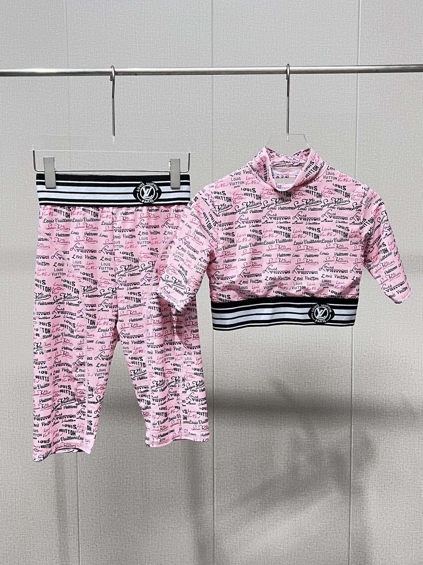 🆕
Lv新款高弹力健身瑜伽服运动套装~塑腰小背心（无胸垫）+修身提臀显瘦打底裤脚 码数：SM L