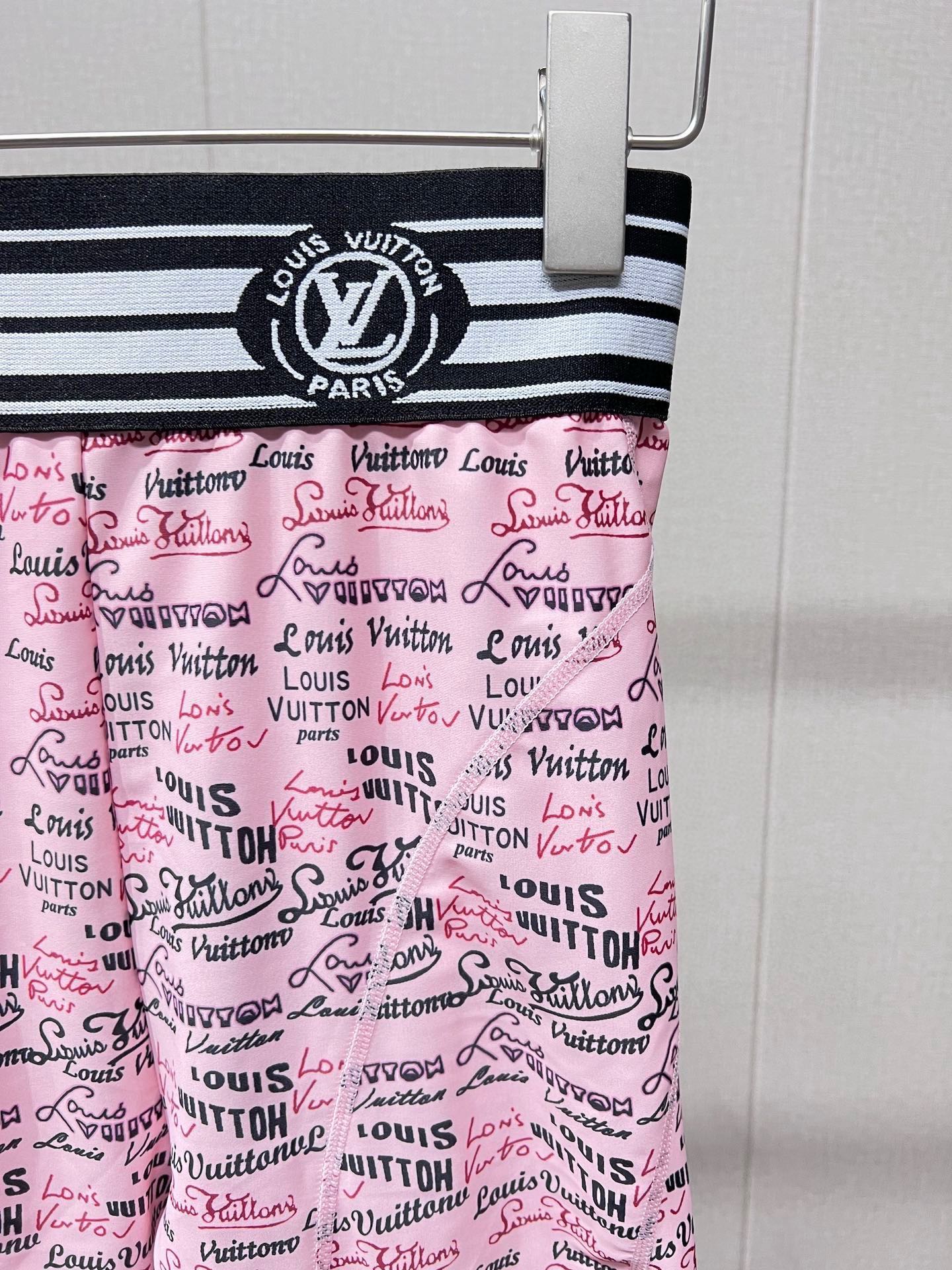 🆕
Lv新款高弹力健身瑜伽服运动套装~塑腰小背心（无胸垫）+修身提臀显瘦打底裤脚 码数：SM L