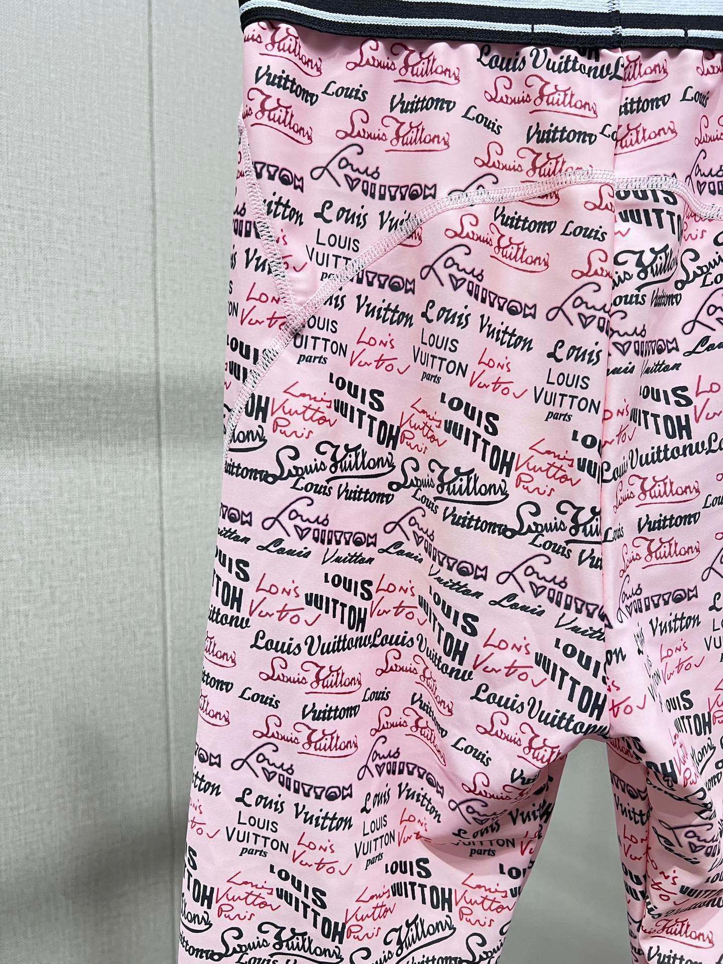🆕
Lv新款高弹力健身瑜伽服运动套装~塑腰小背心（无胸垫）+修身提臀显瘦打底裤脚 码数：SM L