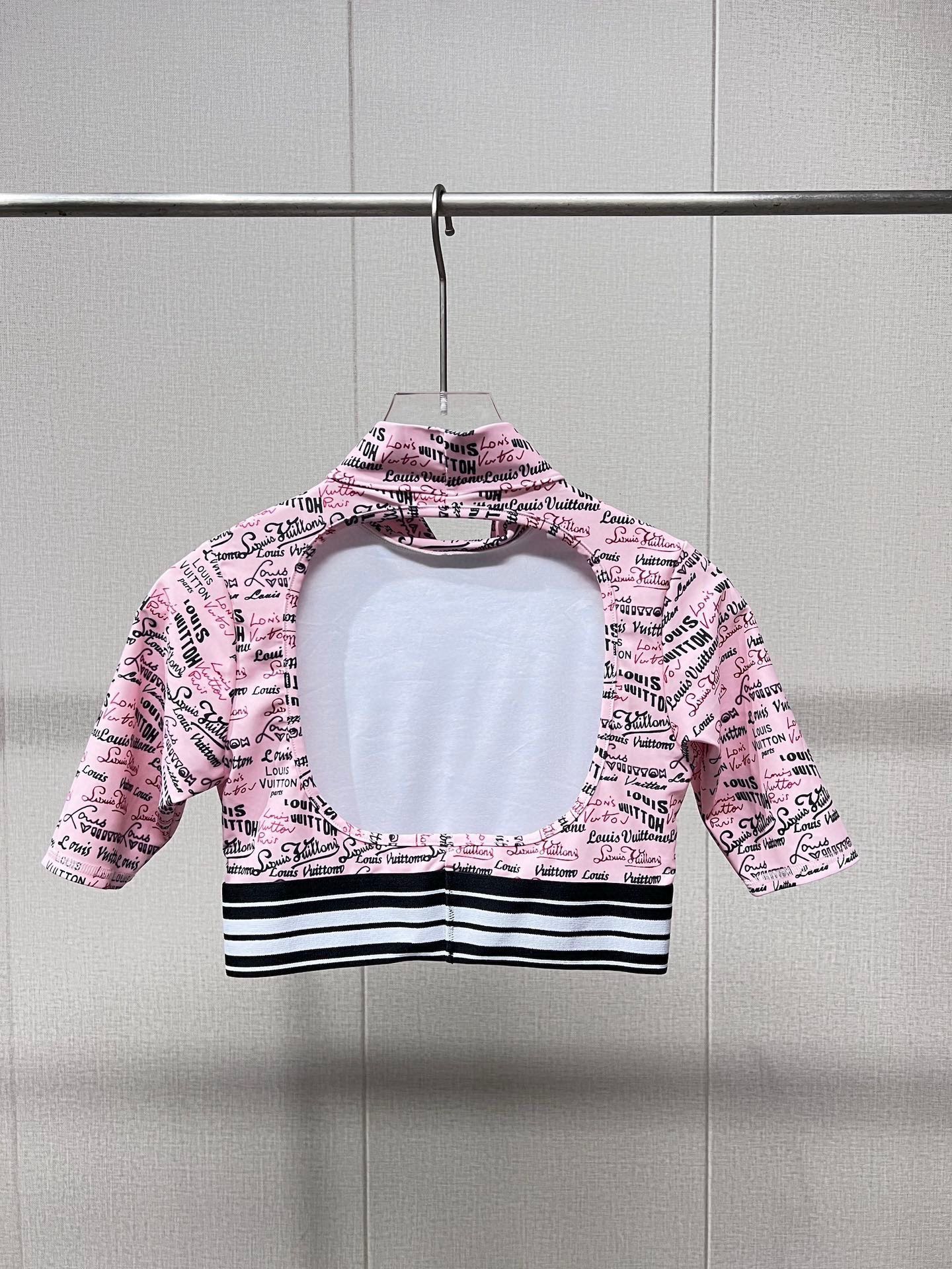 🆕
Lv新款高弹力健身瑜伽服运动套装~塑腰小背心（无胸垫）+修身提臀显瘦打底裤脚 码数：SM L