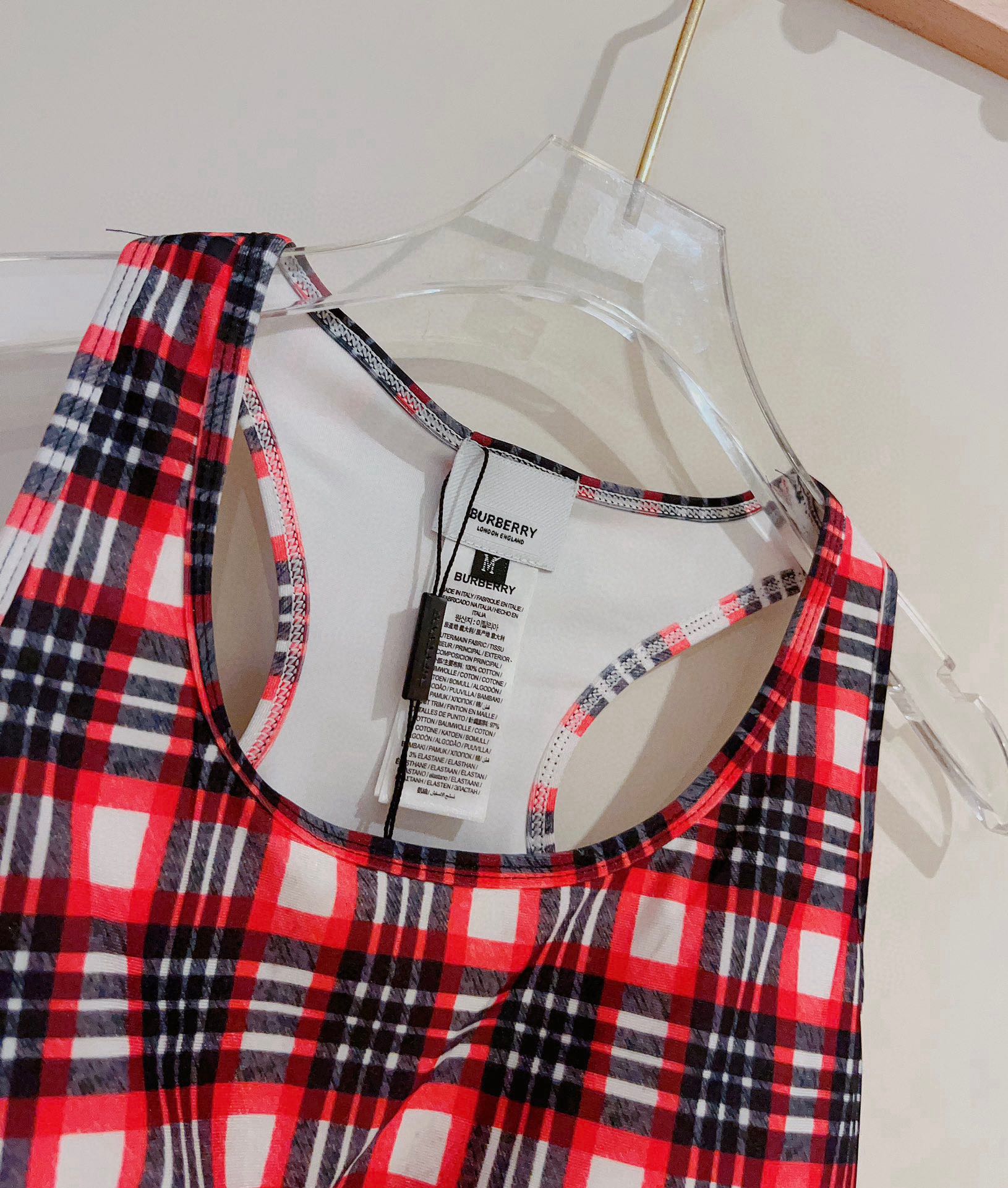 🆕
Dior新款高弹力健身瑜伽服运动套装~塑腰小背心（有胸垫）+修身提臀显瘦打底裤脚          