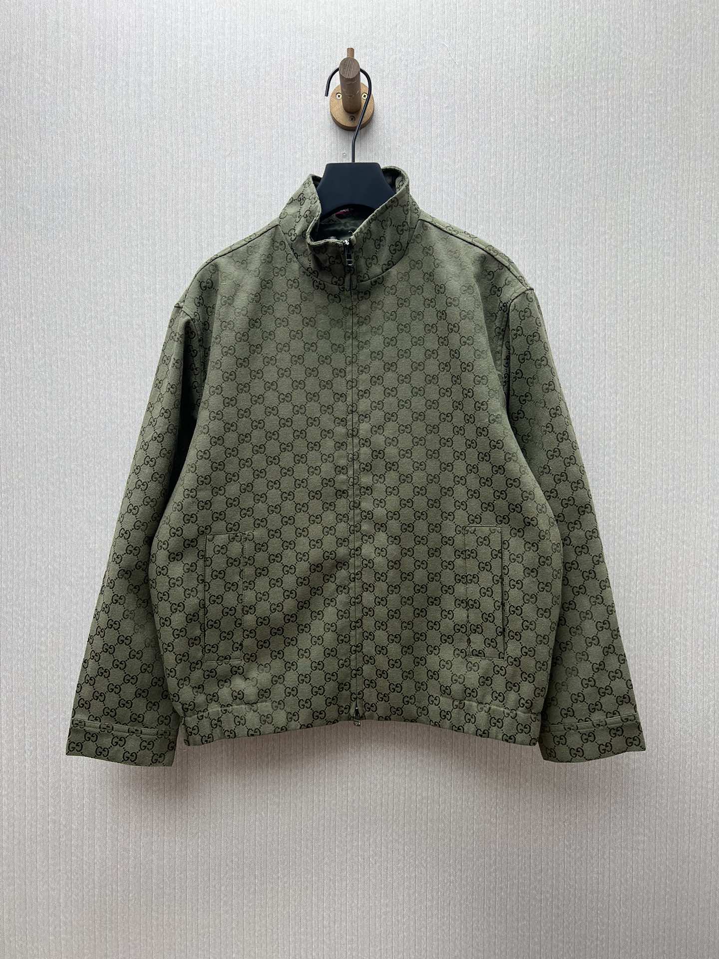 La nueva chaqueta de aviador de G Family 25ss está confeccionada en lona verde bosque y adornada con el icónico motivo …