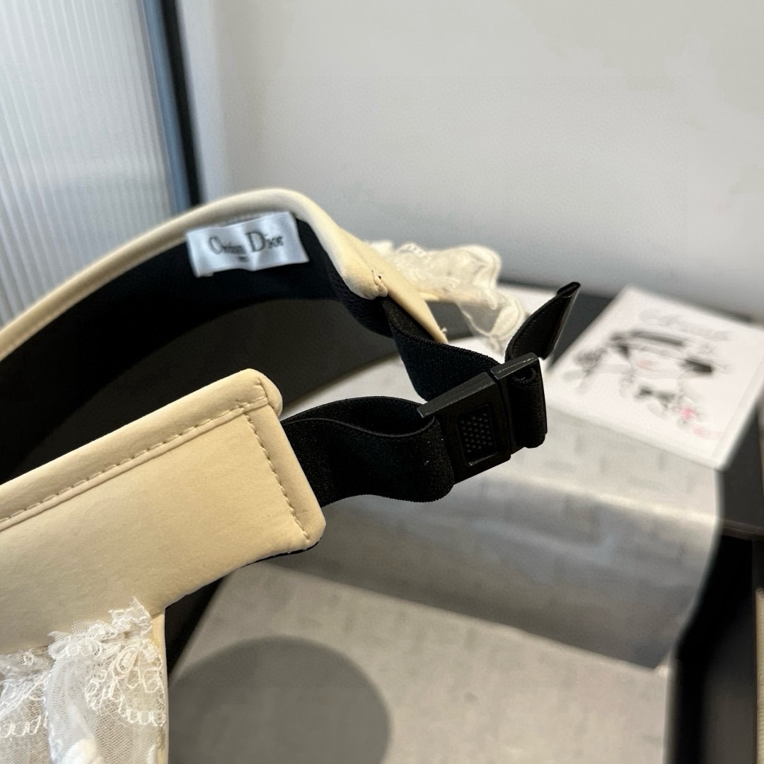 🆕

Dior迪奥拉菲草空顶遮阳帽