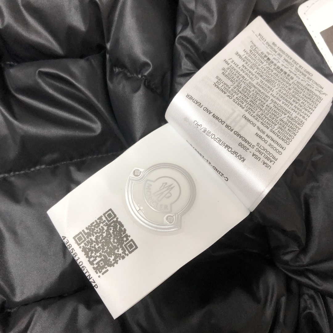 🆕🆕🆕MONCLER 2025冬季最新款 情侣款
官网同步发售!设计感与颜值爆棚的羽绒外套,品控可以