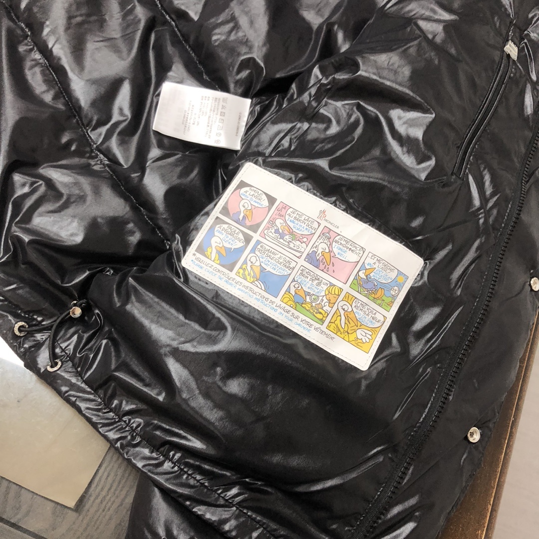 🆕🆕🆕MONCLER 2025冬季最新款连帽羽绒服 轻薄款 情侣款!!
官网同步发售!设计感与颜值爆