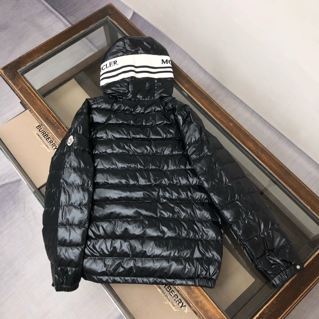 🆕🆕🆕MONCLER 2025冬季最新款连帽羽绒服 轻薄款 情侣款!!
官网同步发售!设计感与颜值爆