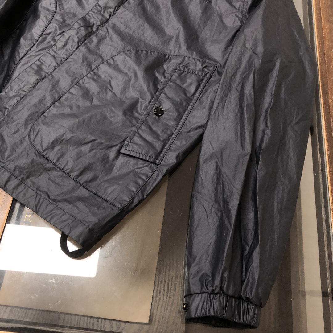 p345.00 官网同步
新款上新 CP. COMPANY经典眼镜护目镜外套 特出涂蜡洗水工艺，防雨透气，每一件都有特别颜色，官网同款  特别工艺五金，面料轻薄透气  优于涂胶，穿着舒适 可随意穿搭 日常外出旅游 男士必备休闲单品 所有辅料原版定制 ！
颜色：蓝黑色 卡其绿色
尺码：M-L-XL-2XL