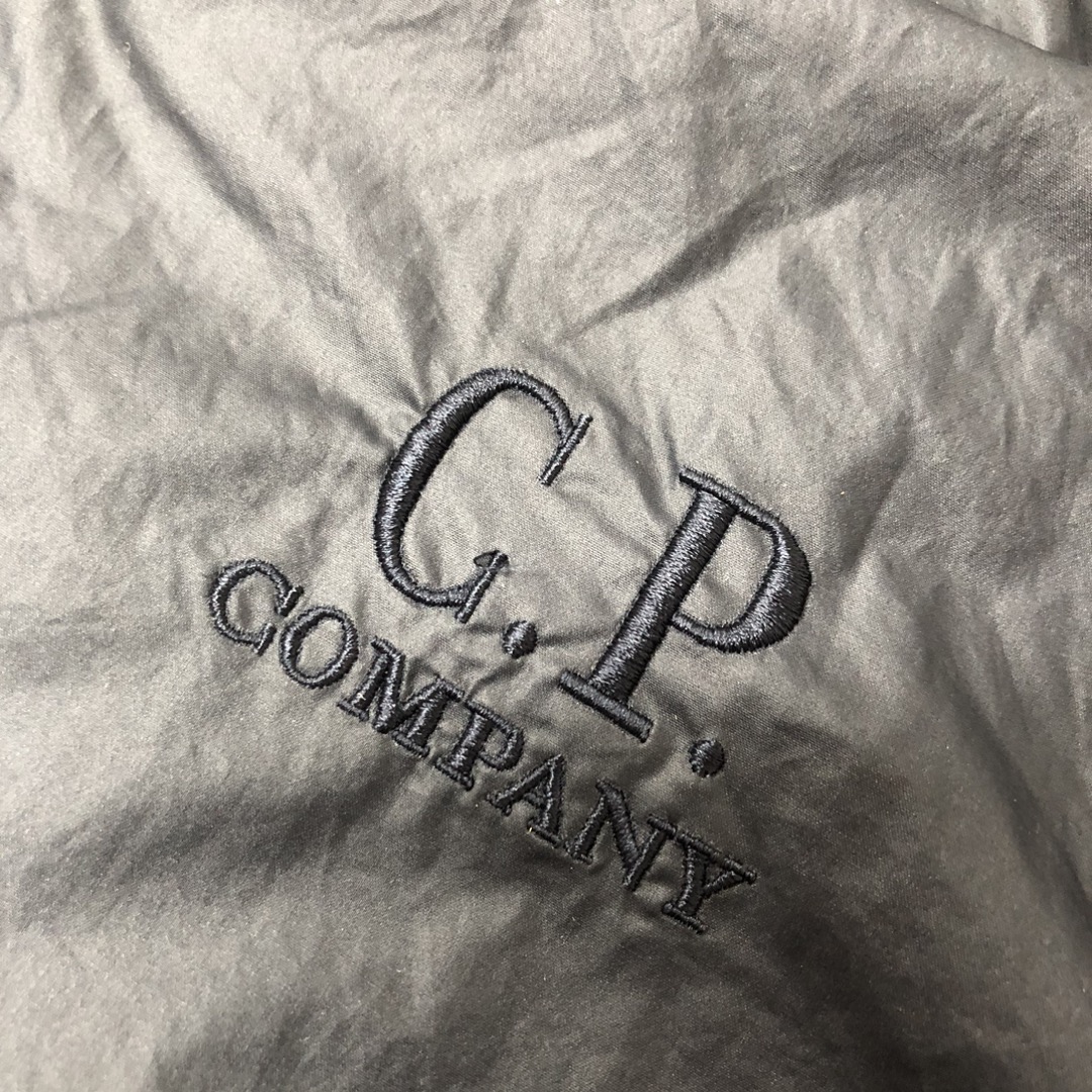 p345.00 官网同步
新款上新 CP. COMPANY经典眼镜护目镜外套 特出涂蜡洗水工艺，防雨透气，每一件都有特别颜色，官网同款  特别工艺五金，面料轻薄透气  优于涂胶，穿着舒适 可随意穿搭 日常外出旅游 男士必备休闲单品 所有辅料原版定制 ！
颜色：蓝黑色 卡其绿色
尺码：M-L-XL-2XL