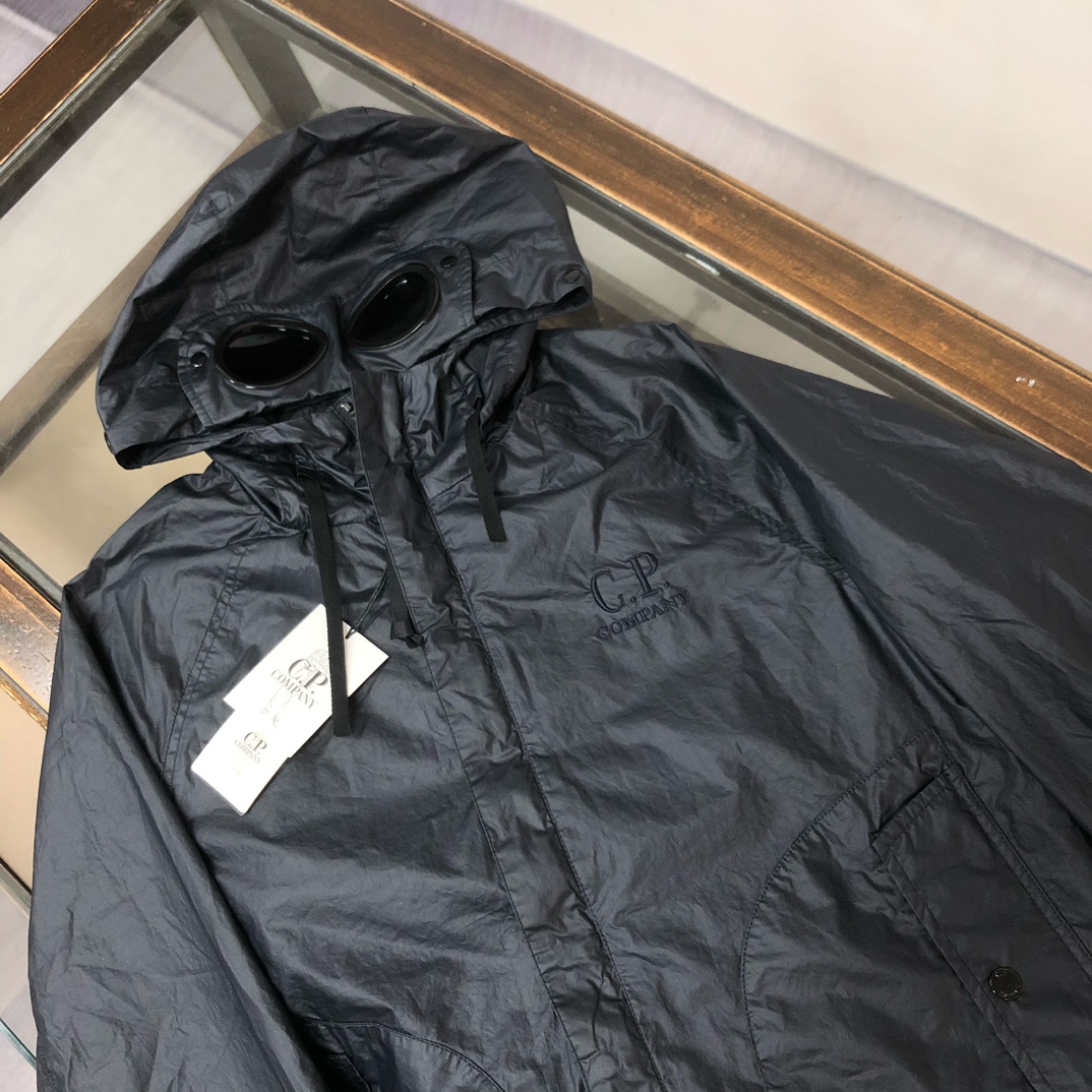 p345.00 官网同步
新款上新 CP. COMPANY经典眼镜护目镜外套 特出涂蜡洗水工艺，防雨透气，每一件都有特别颜色，官网同款  特别工艺五金，面料轻薄透气  优于涂胶，穿着舒适 可随意穿搭 日常外出旅游 男士必备休闲单品 所有辅料原版定制 ！
颜色：蓝黑色 卡其绿色
尺码：M-L-XL-2XL