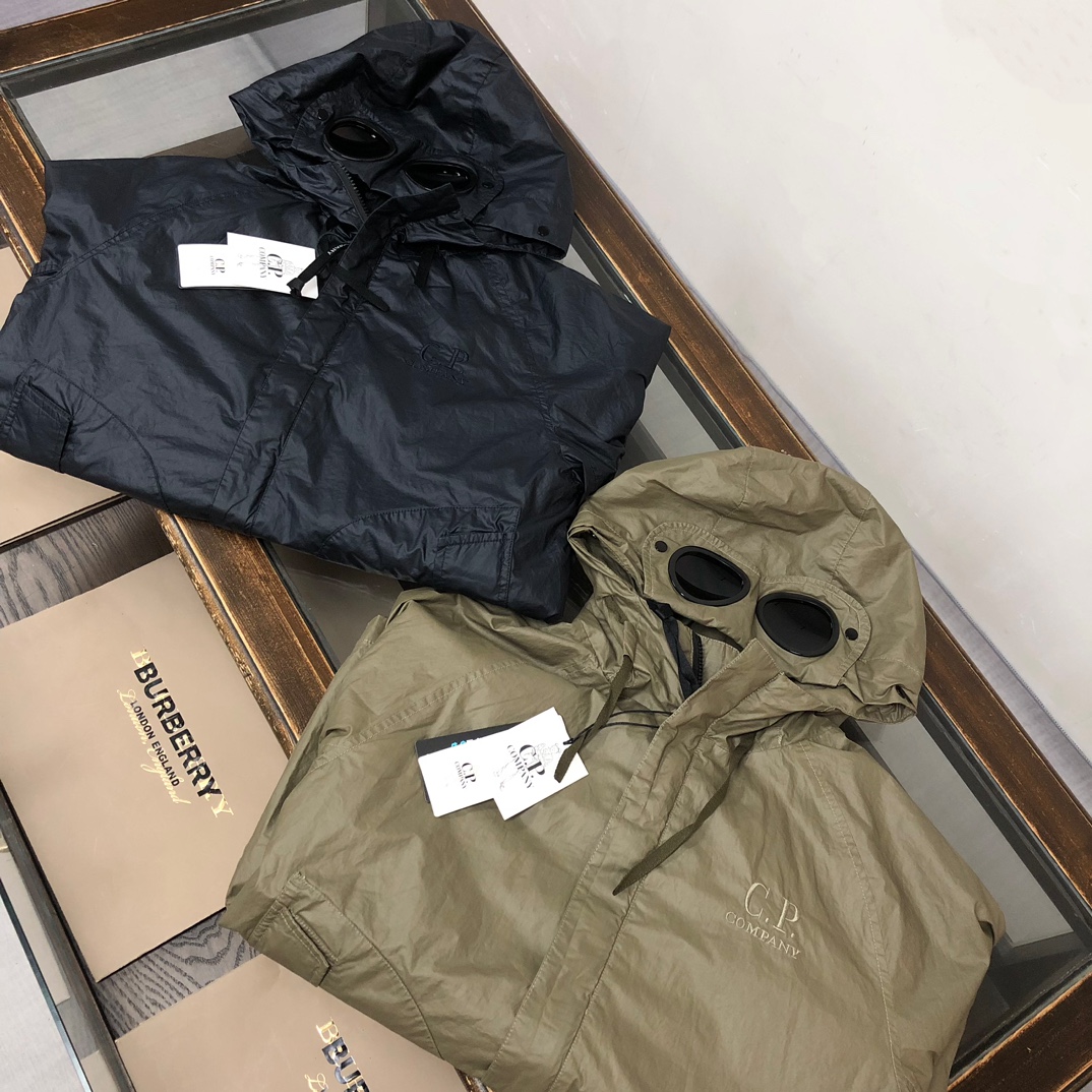 p345.00 官网同步
新款上新 CP. COMPANY经典眼镜护目镜外套 特出涂蜡洗水工艺，防雨透气，每一件都有特别颜色，官网同款  特别工艺五金，面料轻薄透气  优于涂胶，穿着舒适 可随意穿搭 日常外出旅游 男士必备休闲单品 所有辅料原版定制 ！
颜色：蓝黑色 卡其绿色
尺码：M-L-XL-2XL
