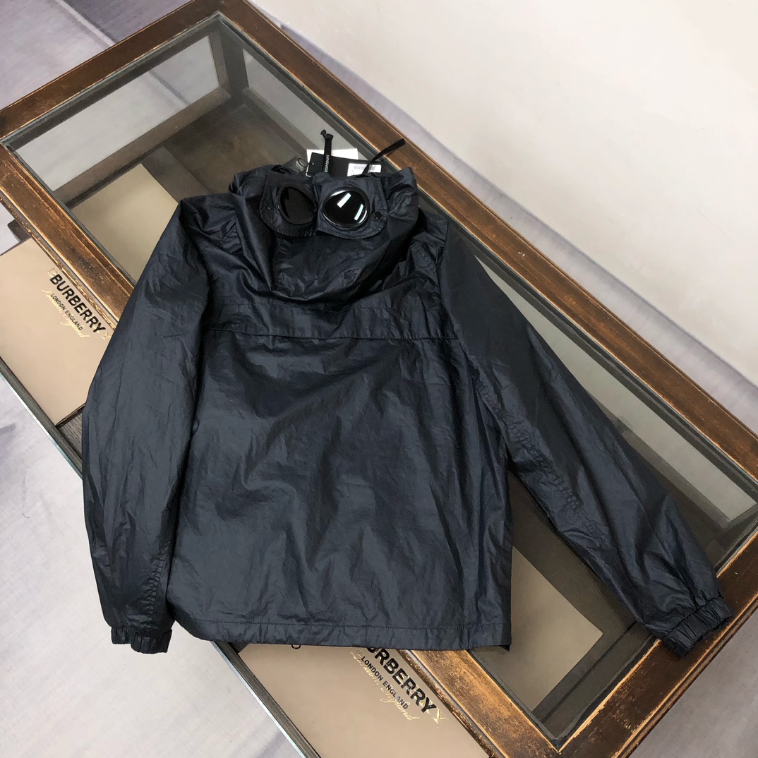 p345.00 官网同步
新款上新 CP. COMPANY经典眼镜护目镜外套 特出涂蜡洗水工艺，防雨透气，每一件都有特别颜色，官网同款  特别工艺五金，面料轻薄透气  优于涂胶，穿着舒适 可随意穿搭 日常外出旅游 男士必备休闲单品 所有辅料原版定制 ！
颜色：蓝黑色 卡其绿色
尺码：M-L-XL-2XL