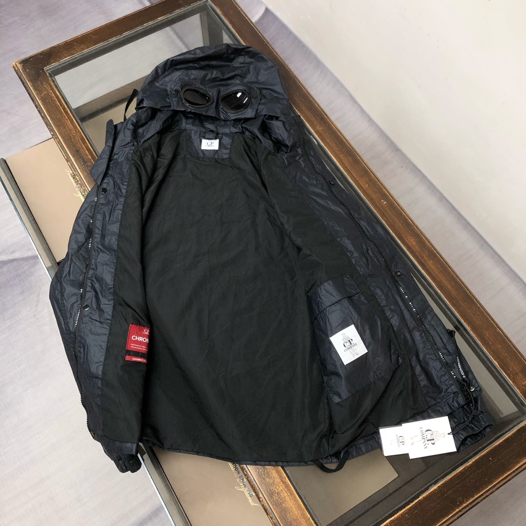 p345.00 官网同步
新款上新 CP. COMPANY经典眼镜护目镜外套 特出涂蜡洗水工艺，防雨透气，每一件都有特别颜色，官网同款  特别工艺五金，面料轻薄透气  优于涂胶，穿着舒适 可随意穿搭 日常外出旅游 男士必备休闲单品 所有辅料原版定制 ！
颜色：蓝黑色 卡其绿色
尺码：M-L-XL-2XL