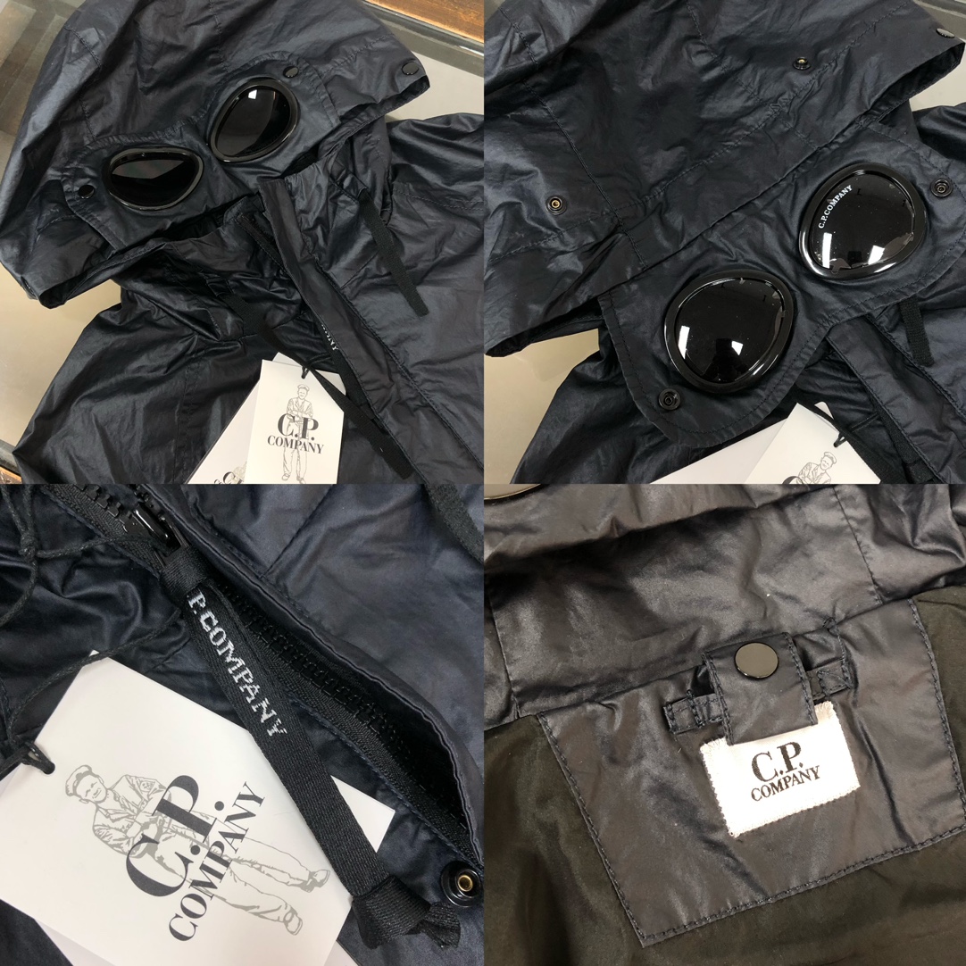 p345.00 官网同步
新款上新 CP. COMPANY经典眼镜护目镜外套 特出涂蜡洗水工艺，防雨透气，每一件都有特别颜色，官网同款  特别工艺五金，面料轻薄透气  优于涂胶，穿着舒适 可随意穿搭 日常外出旅游 男士必备休闲单品 所有辅料原版定制 ！
颜色：蓝黑色 卡其绿色
尺码：M-L-XL-2XL