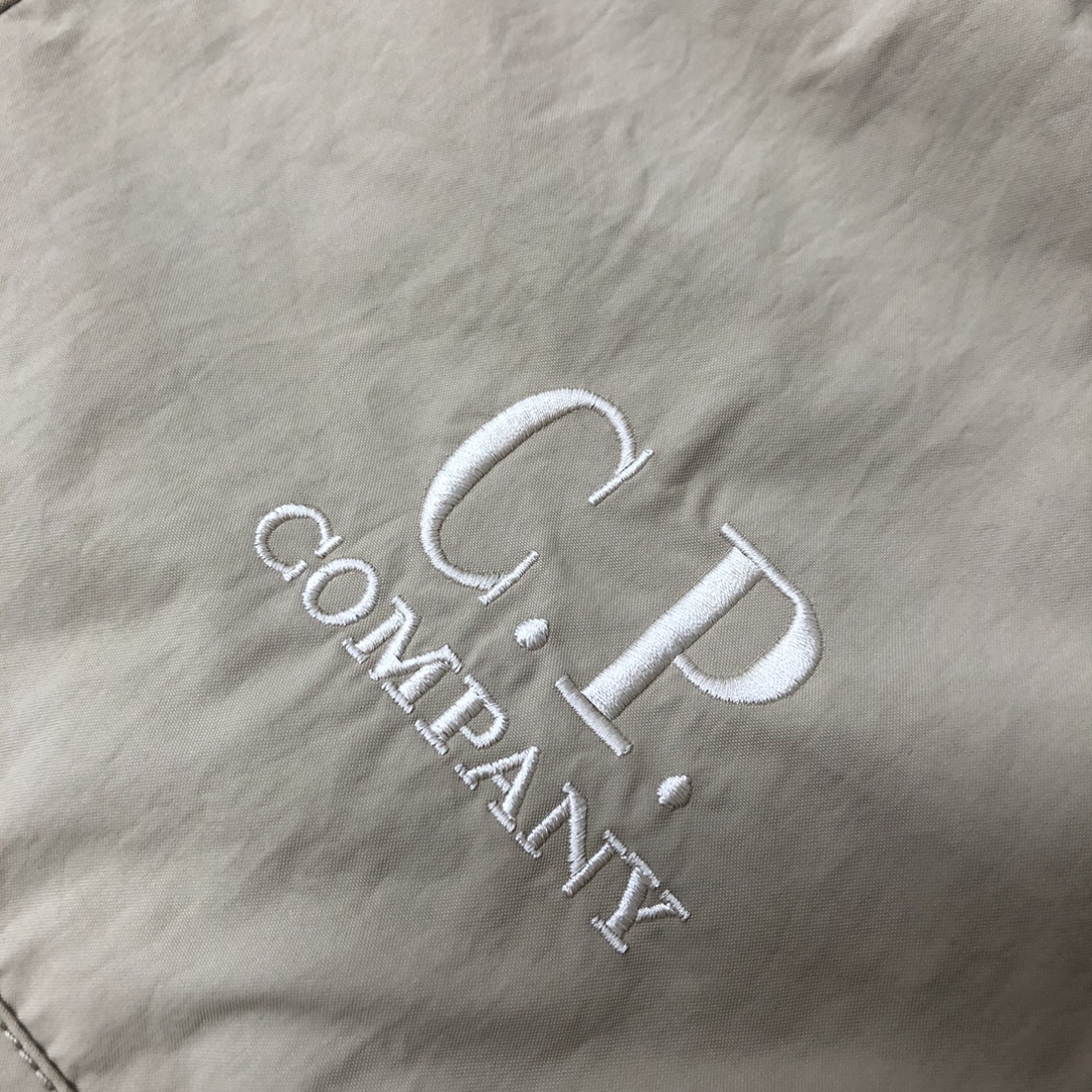 p395.00 官网同步
新款上新 CP. COMPANY经典眼镜护目镜外套 TC织造防水透气工艺面料，经典刺绣，流行工装立体袋，制作工艺复杂，官网同款  特别工艺五金，面料轻薄透气  日常外出旅游 男士必备休闲单品 所有辅料原版定制 
颜色：黑色，卡其色
尺码：M-L-XL-2XL