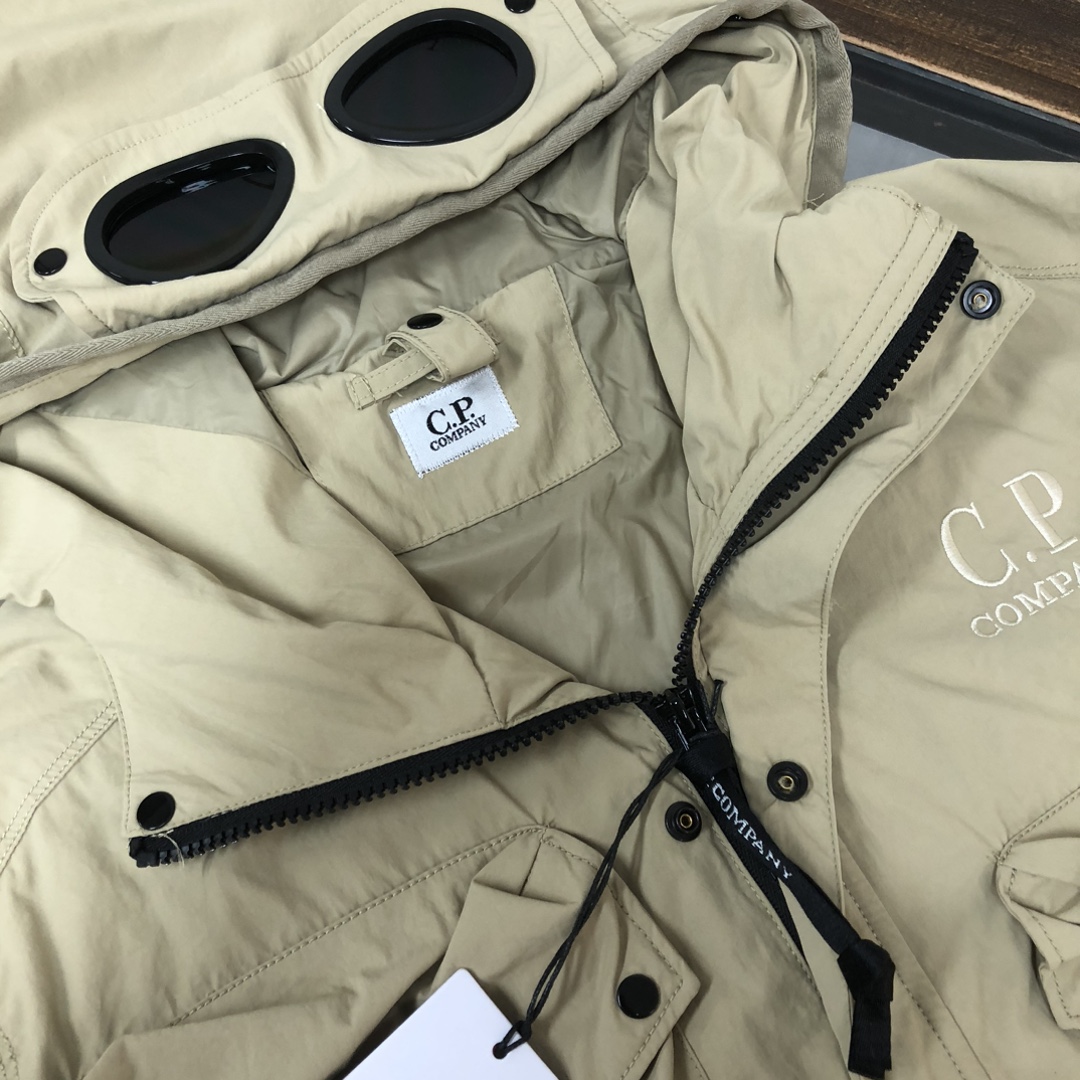 p395.00 官网同步
新款上新 CP. COMPANY经典眼镜护目镜外套 TC织造防水透气工艺面料，经典刺绣，流行工装立体袋，制作工艺复杂，官网同款  特别工艺五金，面料轻薄透气  日常外出旅游 男士必备休闲单品 所有辅料原版定制 
颜色：黑色，卡其色
尺码：M-L-XL-2XL