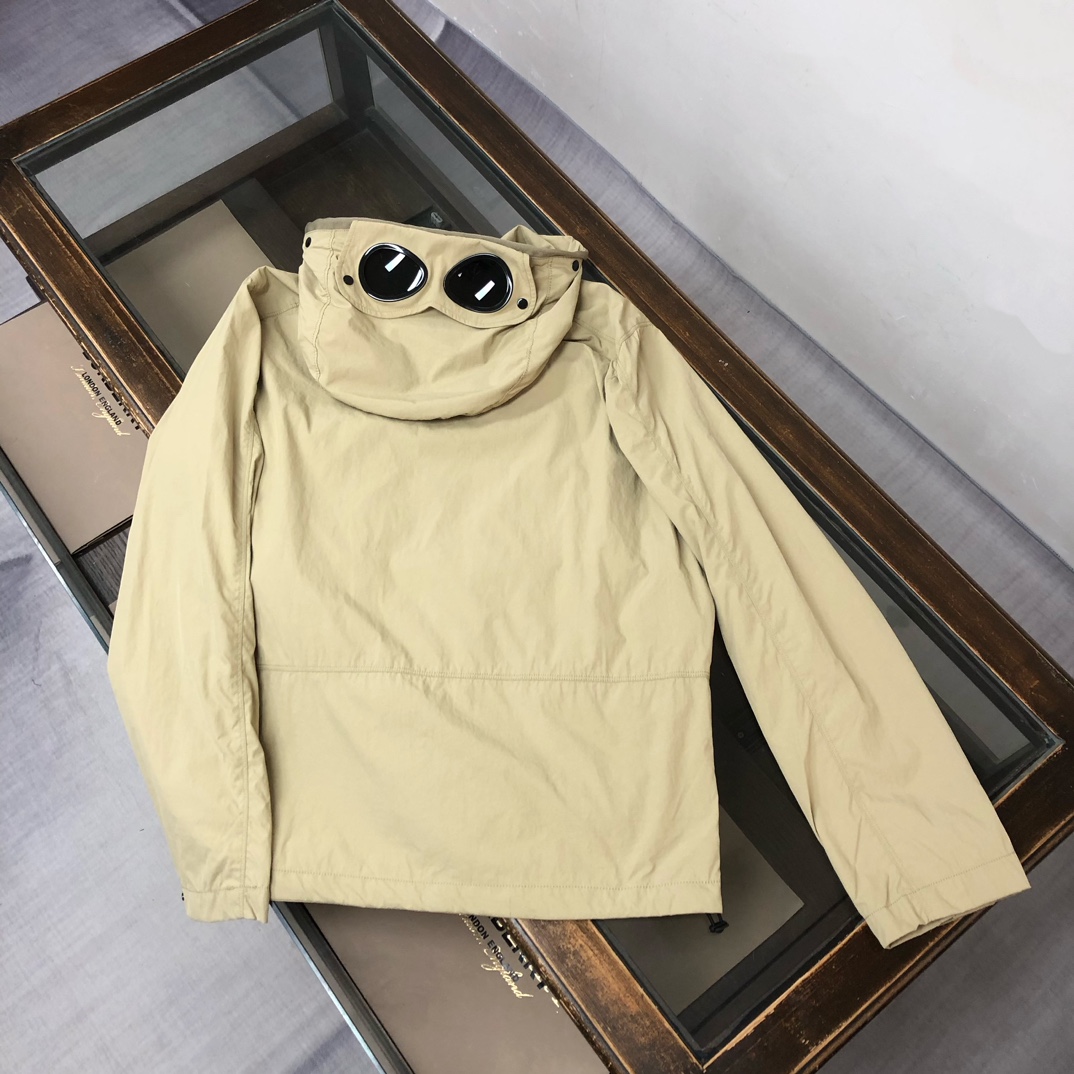 p395.00 官网同步
新款上新 CP. COMPANY经典眼镜护目镜外套 TC织造防水透气工艺面料，经典刺绣，流行工装立体袋，制作工艺复杂，官网同款  特别工艺五金，面料轻薄透气  日常外出旅游 男士必备休闲单品 所有辅料原版定制 
颜色：黑色，卡其色
尺码：M-L-XL-2XL