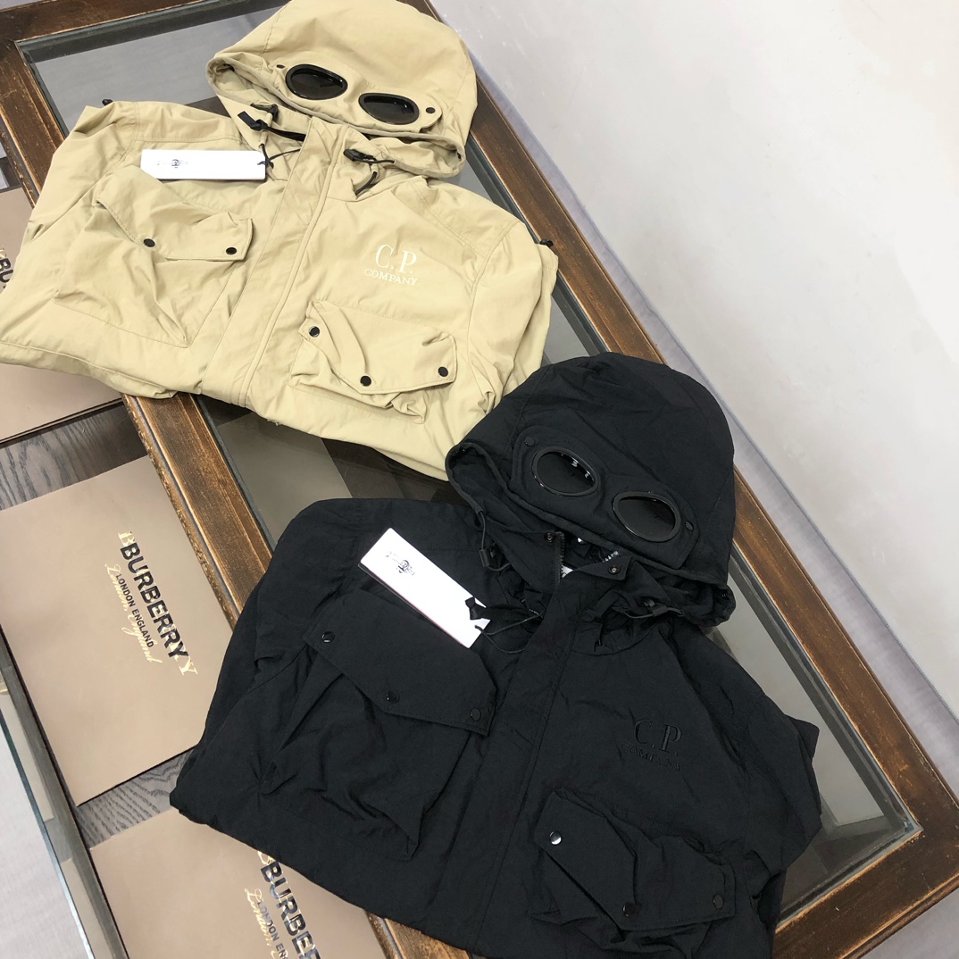 p395.00 官网同步
新款上新 CP. COMPANY经典眼镜护目镜外套 TC织造防水透气工艺面料，经典刺绣，流行工装立体袋，制作工艺复杂，官网同款  特别工艺五金，面料轻薄透气  日常外出旅游 男士必备休闲单品 所有辅料原版定制 
颜色：黑色，卡其色
尺码：M-L-XL-2XL