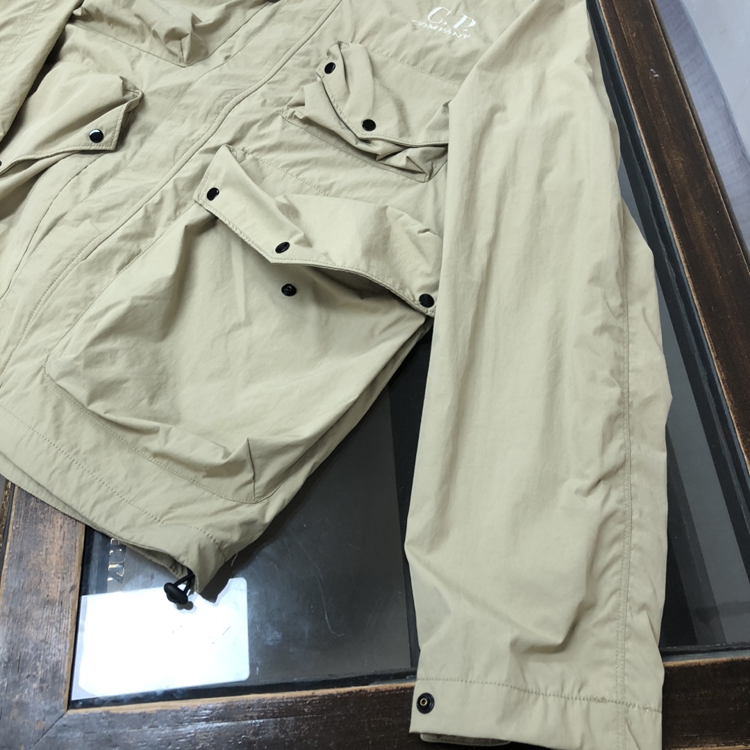 p395.00 官网同步
新款上新 CP. COMPANY经典眼镜护目镜外套 TC织造防水透气工艺面料，经典刺绣，流行工装立体袋，制作工艺复杂，官网同款  特别工艺五金，面料轻薄透气  日常外出旅游 男士必备休闲单品 所有辅料原版定制 
颜色：黑色，卡其色
尺码：M-L-XL-2XL