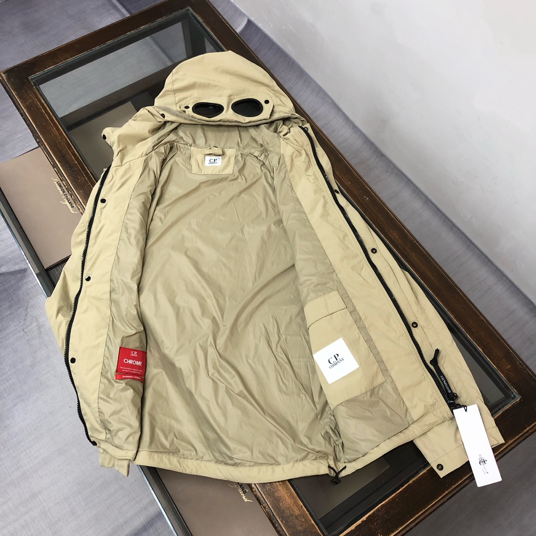 p395.00 官网同步
新款上新 CP. COMPANY经典眼镜护目镜外套 TC织造防水透气工艺面料，经典刺绣，流行工装立体袋，制作工艺复杂，官网同款  特别工艺五金，面料轻薄透气  日常外出旅游 男士必备休闲单品 所有辅料原版定制 
颜色：黑色，卡其色
尺码：M-L-XL-2XL