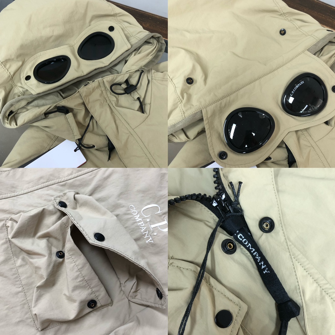 p395.00 官网同步
新款上新 CP. COMPANY经典眼镜护目镜外套 TC织造防水透气工艺面料，经典刺绣，流行工装立体袋，制作工艺复杂，官网同款  特别工艺五金，面料轻薄透气  日常外出旅游 男士必备休闲单品 所有辅料原版定制 
颜色：黑色，卡其色
尺码：M-L-XL-2XL