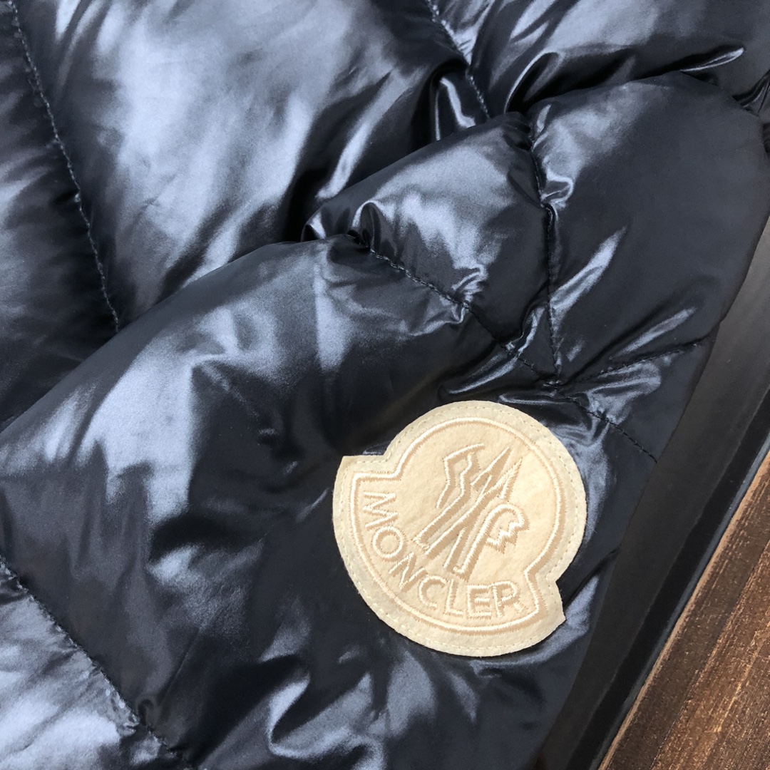  🔥🔥顶级版本✅✅✅
Moncler 蒙口# 官网专柜同步🈶售！剪裁打造干练姿态，2025秋冬Moncl