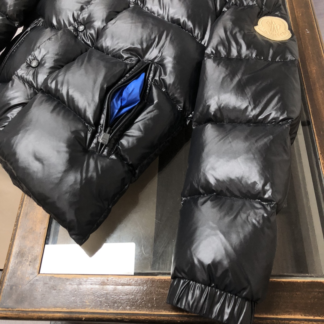  🔥🔥顶级版本✅✅✅
Moncler 蒙口# 官网专柜同步🈶售！剪裁打造干练姿态，2025秋冬Moncl