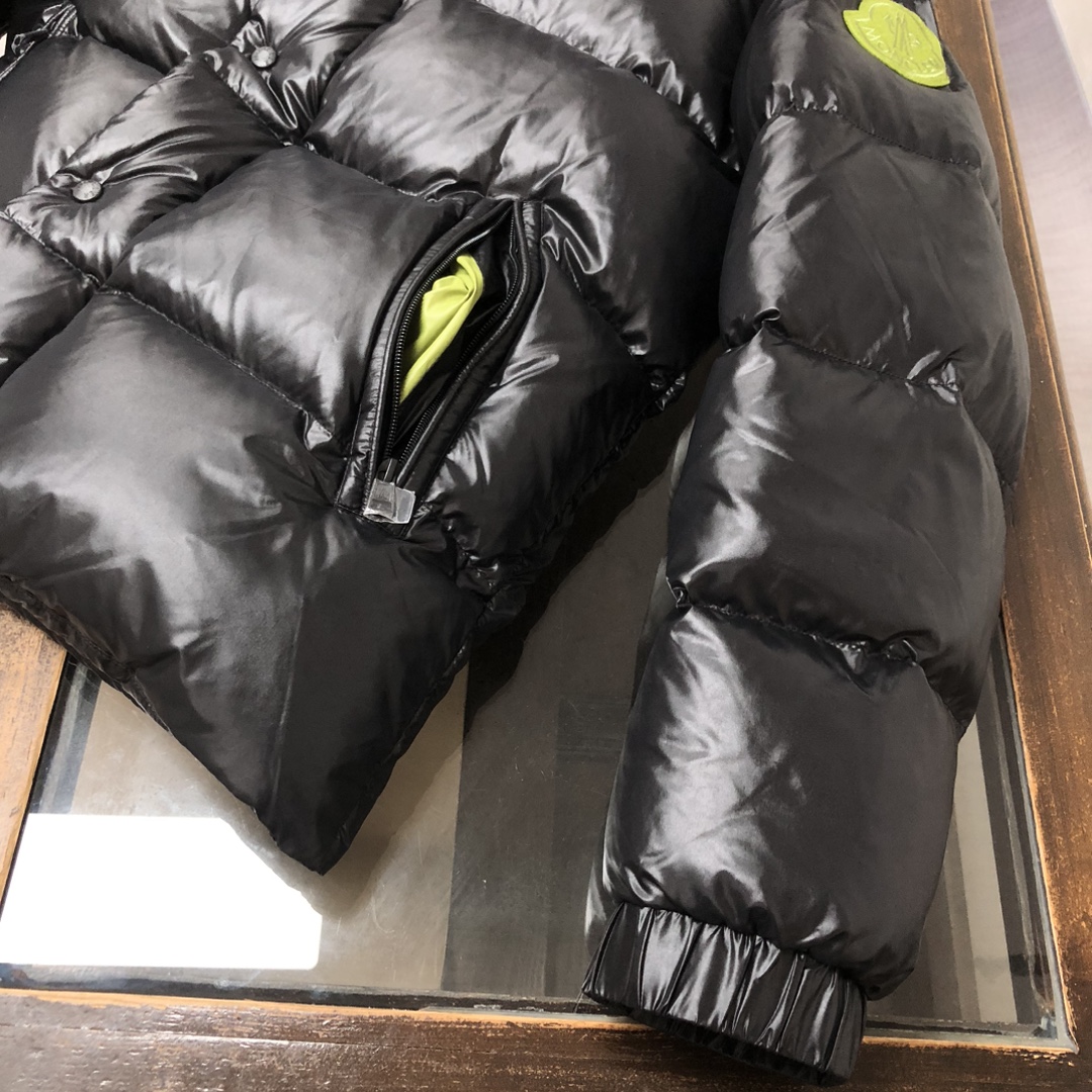  🔥🔥顶级版本✅✅✅
Moncler 蒙口# 官网专柜同步🈶售！剪裁打造干练姿态，2025秋冬Moncl