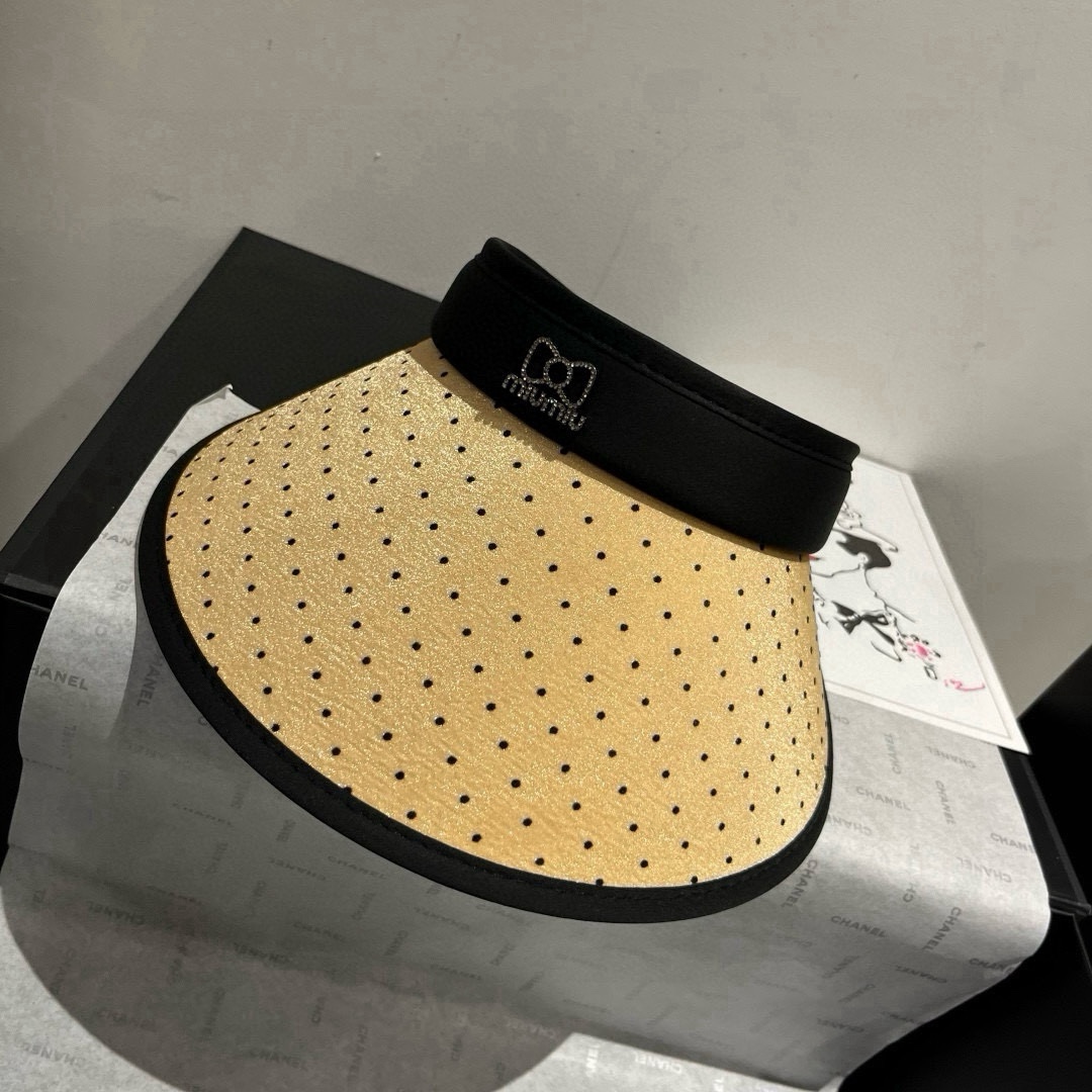 🆕

miumiu缪缪新款波点空顶遮阳帽，遮阳发箍