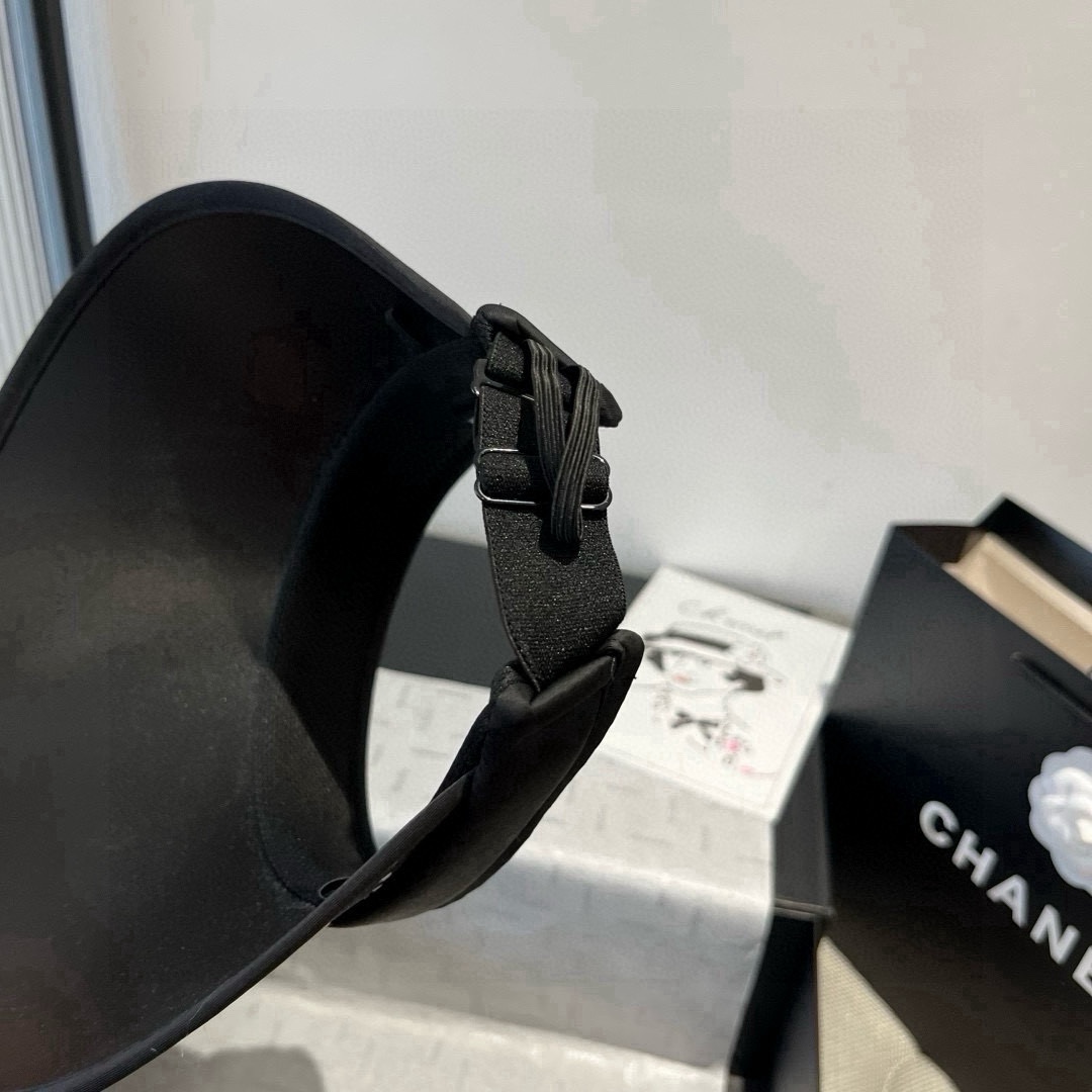 🆕

miumiu缪缪新款波点空顶遮阳帽，遮阳发箍