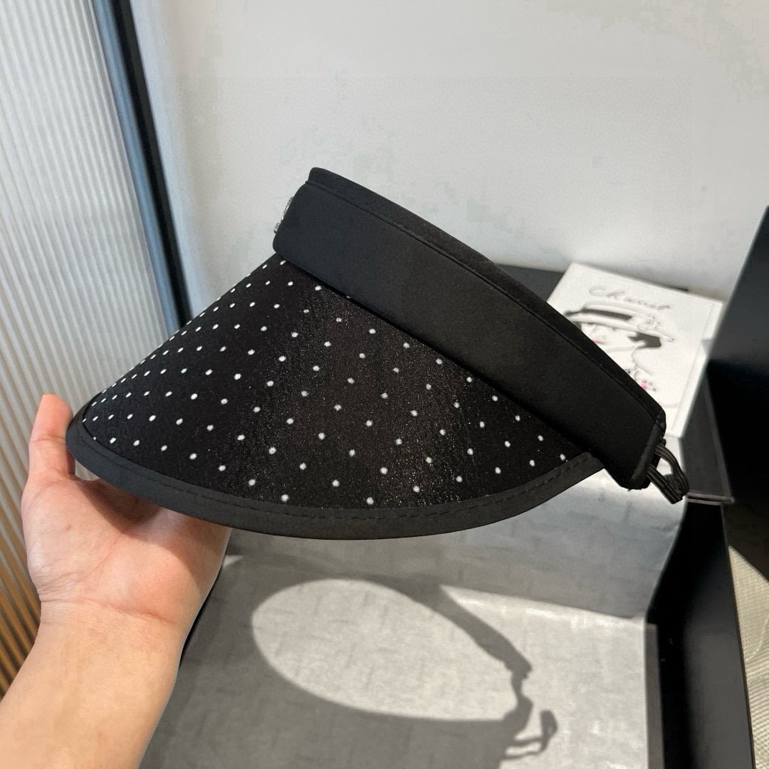 🆕

miumiu缪缪新款波点空顶遮阳帽，遮阳发箍