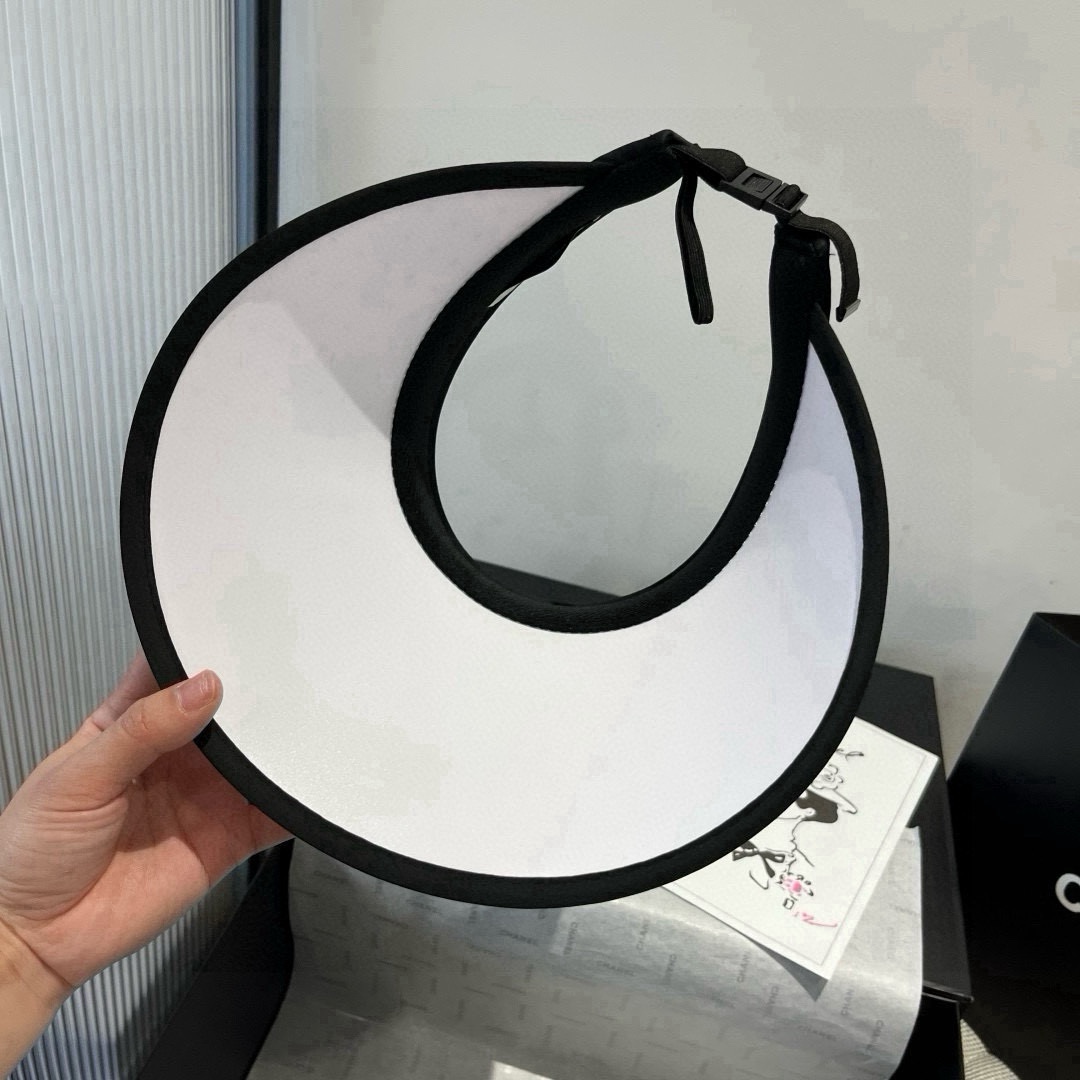 🆕

miumiu缪缪新款波点空顶遮阳帽，遮阳发箍