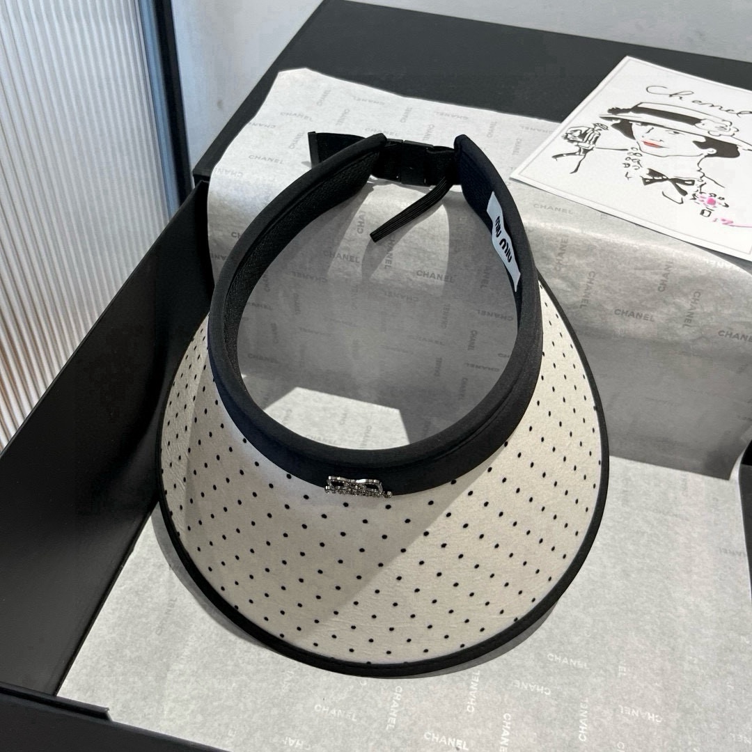 🆕

miumiu缪缪新款波点空顶遮阳帽，遮阳发箍