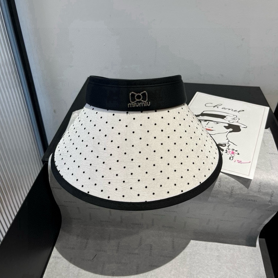 🆕

miumiu缪缪新款波点空顶遮阳帽，遮阳发箍
