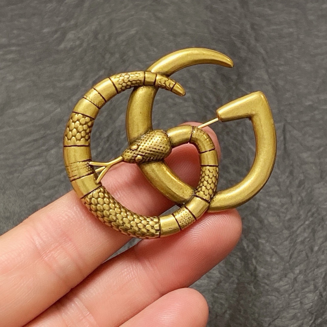NO:381837,Gucci Gucci counter new double G medieval snake bronze brooch is the most familiar ornament for women. Women who devote all their efforts to be themselves often cherish the meaning of the brooch more. Gucci pinned the brooch on the hat and told those fashionable ladies who imitated her [breasts are very practical, they can be pinned on the suit collar, pocket, hat, belt or evening gown, jewelry boutique, gucci, gucci, business suit, brooch, breastpin, hats19860909古驰Gucci专柜新款双G中古蛇古铜色胸针,是最懂女人的饰物.那些倾注了全部心血去做自己的女人,往往更珍惜胸针的意义.古驰女士把胸针别在帽子上,并告诉那些模仿她的时髦女士们[胸针可是非常实用,它可以别在西装领上、口袋上、帽子上、腰带上或者是晚礼服上,饰品精品,gucci,gucci,business suit,brooch，breastpin,hats,Jewelry