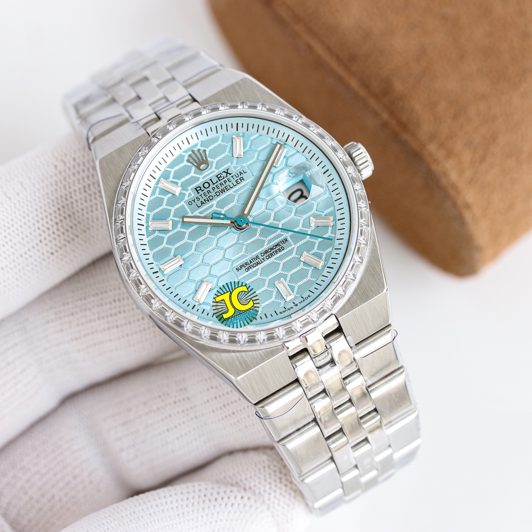 NO:946095,Produced by N Factory, smooth case and diamond case, NOOB Factory Rolex-ROLEX PQ1 Land-Dweller, V2 racing version 40mm, built-in integrated 7315 movement. Rolex's new Land-Dweller land-dweller will be launched in 2025, using an integrated bracelet design. This design is inspired by the 1969 Oysterquartz Datejust watch, and the 1974  The Datejust watch that was released in 2018 has seamless smooth lines between the case and bracelet. The dial design is inspired by nature, with a honeycomb texture that presents a classic layout, 40 mm in size, and white and ice blue dials. The thickness of the watch is only 9.7 mm, which makes it particularly slim among Rolex’s sports watches. It is equipped with a new integrated movement, the 7135 self-winding movement!  For the best luxury gift recommendation, please look for the exclusive quality of N Factory, rolex19860909N厂 出品 光壳 钻壳 NOOB Factory 劳力士-ROLEX PQ1 陆使型,V2 赛车版 40mm,内置改一体7315机芯. 劳力士全新 Land-Dweller 陆使型于 2025 年推出,采用了一体式表链设计,这种设计灵感源自 1969 年Oysterquartz Datejust 腕表,以及 1974 年面世的日志型腕表,表壳与表链之间呈现出无缝连接的流畅线条  表盘设计灵感来自大自然,以蜂巢纹理呈现经典布局,40毫米的尺寸,白色、冰蓝色表盘.腕表厚度仅 9.7毫米,这使得其在劳力士的运动表款中显得尤为纤薄.  搭载全新 一体机芯改7135 自动上链机芯！送礼最佳奢华推荐请认准N厂独家品质,,rolex,Watch