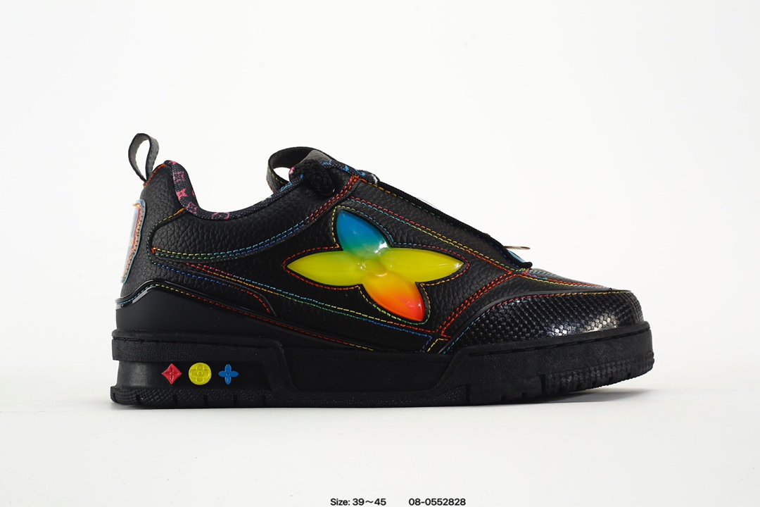路易威登 Louis Vuitton LV路易威登板鞋 时尚运动鞋潮厚底增高男女鞋.舒适防滑底和百搭性霸屏整个时尚娱乐圈,细节调整完美主义!采用柔软皮革拼接鞋面,独家开模大底, 侧边采用3D打印标志性Logo 尽显贵族时尚气息,配带正品全套包装.全新LV路易威登Louis vuitton Trainer Sneaker Low 休闲运动文化百搭板鞋. 码数:如图 编码:08-0552828