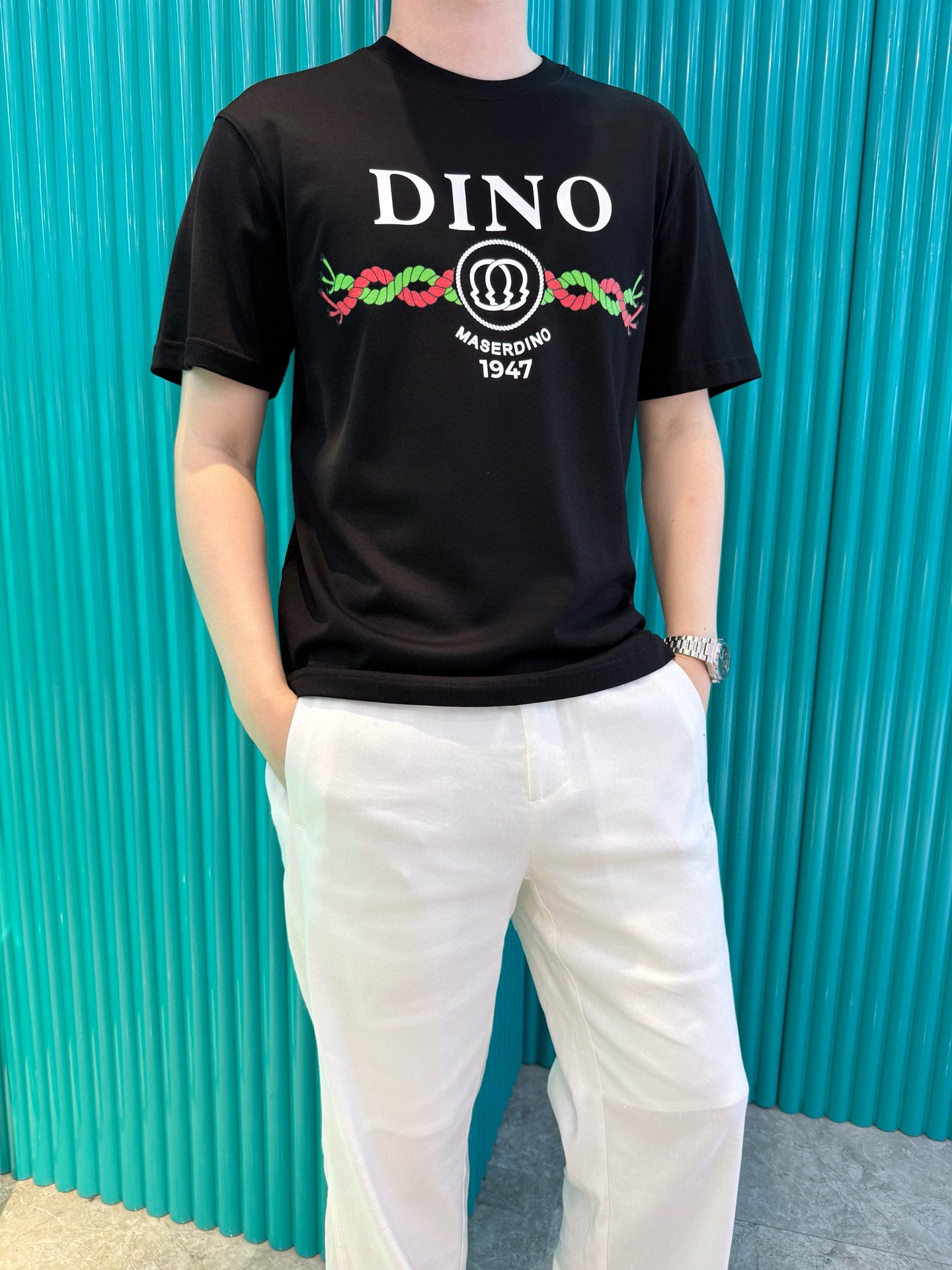 NO:491827,Dino luxury products - brand authentic 2025 latest round neck T-shirt shipment, hot-selling items in Europe and the United States!  Selected Italian imported brands to customize 100% European cotton!  The digital print on the chest is matched with the latest design, highlighting fashion!  Number of codes 48-56 (model 180/wear 50, with Hong Kong Lane Crawford gift box packaging), tees, t-shirt, alexander wang19860909Dino奢品-品牌正品2025最新圆领T恤出货 欧美热销单品！精选意大利进口品牌定制百分百欧货棉！胸口的数码印花搭配最新的设计,彰显时尚 ！码数48-56（模特180/穿50,配香港连卡佛礼盒包装）,,tees，t-shirt,alexander wang,Men's clothing