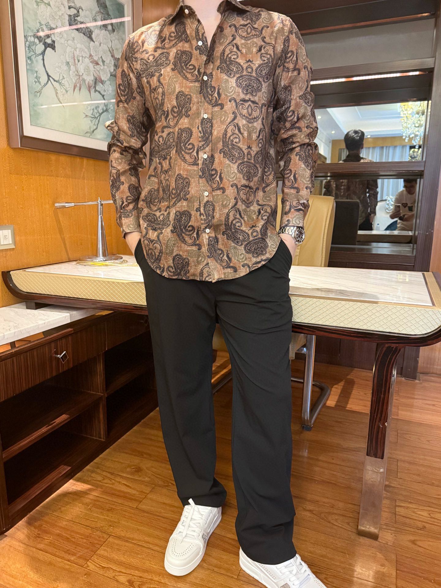 NO:491855,The Laurent linen summer summer series is lazy aesthetic. It is made of a linen-woven breathing experience, and the lazy sunshine of the Mediterranean is hidden between the longitude and latitude. Selected top linens in the 43° golden area of ​​North Latitude for more than 18 years. After 72 hours of traditional craft washing, it has a soft mist luster and natural folds, which is light and breathable, like a 'breathable summer skin. The three-dimensional tailoring fits the body, hand-sewn plackets and natural shell buttons, low-key interpretation of lazy elegance. The body is like an embroidered totem craft, inspired by the Renaissance plant map, 0.3mm fine Su embroidery outlines the iris branches, and when you turn around, it seems to hide a private landscape of the South Yi coast. During the holidays, a piece of wears outlines the cuffs and linen trousers. The sea breeze blows the corners of the clothes to make a casual movie feel, lazy and effortless high-end  Why choose it? It is smoother and more wrinkle-resistant than ordinary linen, and it is still stylish after wearing it for a long time. Gray-toned Morandi color, with a balance of artistic sense and practical wearability. Code M-3XL (model 180/wear L, with Hong Kong Lane Crawford gift box packaging), gold, alexander wang19860909拉夫劳伦亚麻隽夏系列夏日慵懒美学 以亚麻织就的呼吸感穿着体验,在经纬间藏入地中海的慵懒阳光. 精选北纬 43°黄金产区18年以上的顶级亚麻,经过72小时传统工艺水洗处理,自带柔雾光泽与天然褶皱,轻盈透气,如同「会呼吸的夏日肌 . 立体剪裁贴合身形,手工缝制的门襟与天然贝壳纽扣,低调诠释慵懒优雅.衣身宛若刺绣般的图腾工艺,以文艺复兴植物图谱为灵感,0.3mm精微苏绣勾勒鸢尾花枝,转身间仿佛藏着一段南意海岸的私藏风景. 度假时刻,一件穿出氛围感 卷起袖口搭配亚麻长裤,海风吹起衣角便是随性电影感,慵懒不费力的高级 为什么选它? 比普通亚麻更柔滑抗皱,久穿依然有型 灰调莫兰迪色系,艺术感与实穿性平衡. 码数M-3XL（模特180/穿L,配香港连卡佛礼盒包装）,,gold,alexander wang,Men's clothing