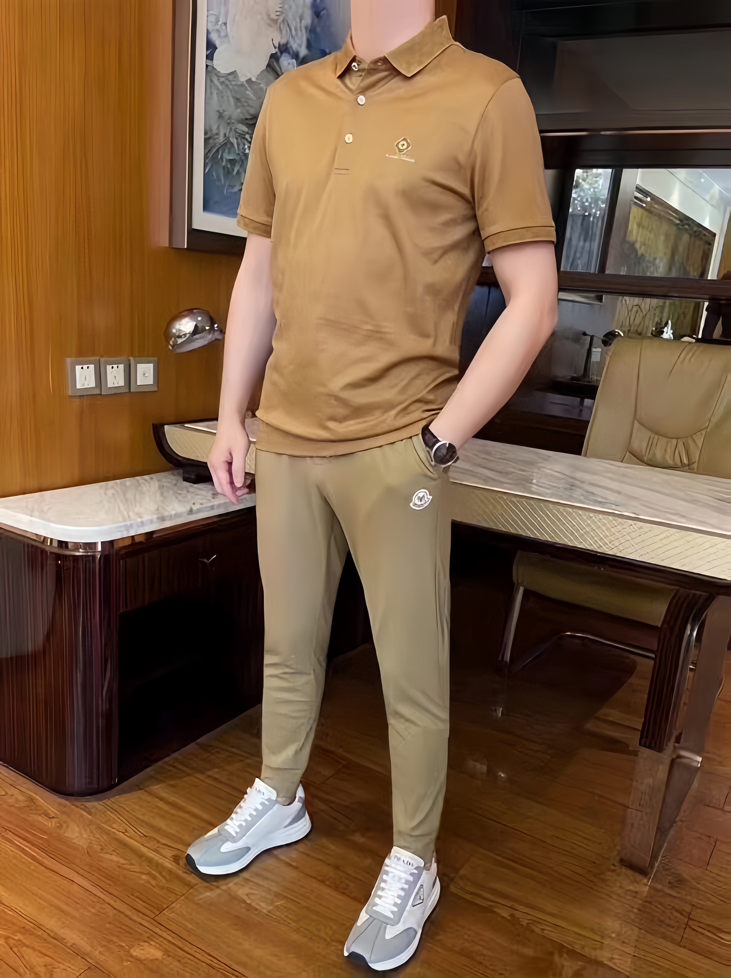 NO:491880,Louis Vuitton--2025 counter hot-selling Polo, European and American counters, hot-selling single products!  Selected Italian imported mercerized cotton fabrics with simple and elegant designs, exquisite brand logo on the chest, customized buttons and chess plaid embellishments on the cuffs are quite elegant, absolutely suitable for you who are tasteful. Size: M-3XL (model 173/130 wearing M size, with Hong Kong Lane Crawford gift box packaging), louis vuitton, alexander wang19860909路易威登--2025专柜爆款Polo出货 欧美专柜热销单品！精选意大利进口丝光精棉面料搭配简约大方的设计,胸前精致品牌标志和定制纽扣及领子袖口的棋格点缀相当雅致 绝对适合有品味的您.尺码:M-3XL（模特173/130穿M码,配香港连卡佛礼盒包装）,,louis vuitton,alexander wang,Men's clothing