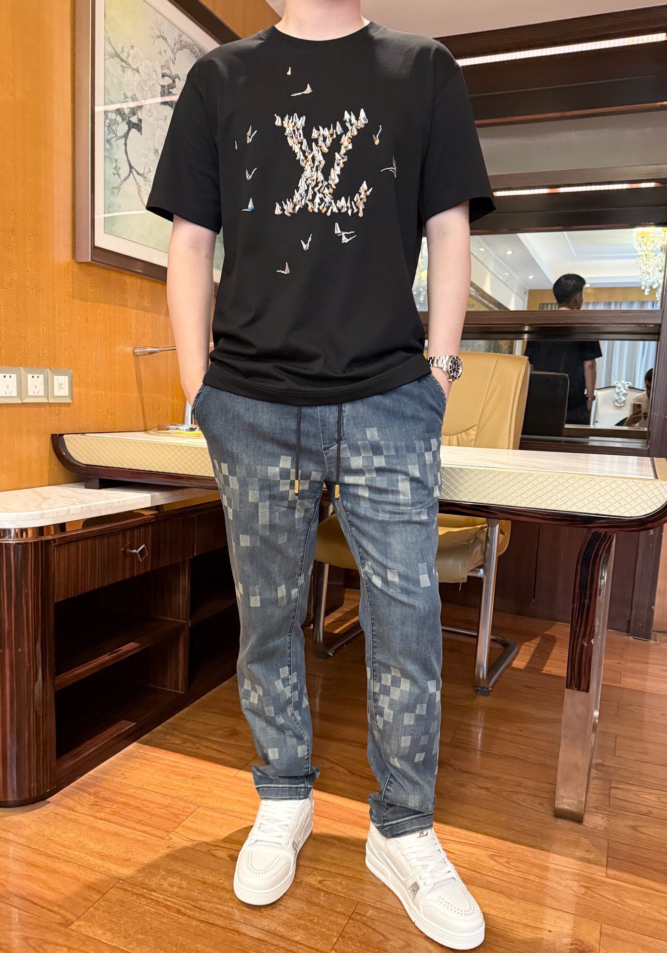 NO:491898,Louis Vuitton - the latest hot-selling loose T-shirts in 2025 counters are shipped, and hot-selling items in European and American counters!  Selected Italian imported fine cotton fabrics with the latest design, the unique brand logo on the chest highlights fashion, the upper body effect can be seen. The number of code M-XXL (model 180/wear L, with Hong Kong Lane Crawford gift box packaging), louis vuitton,tees, t-shirt, alexander wang19860909路易威登-2025专柜最新爆款宽松t恤出货 欧美专柜热销单品！精选意大利进口精棉面料搭配最新的设计,胸前的独特品牌标志彰显时尚 上身效果看得见.码数M-XXL（模特180/穿L,配香港连卡佛礼盒包装）,,louis vuitton,tees，t-shirt,alexander wang,Men's clothing