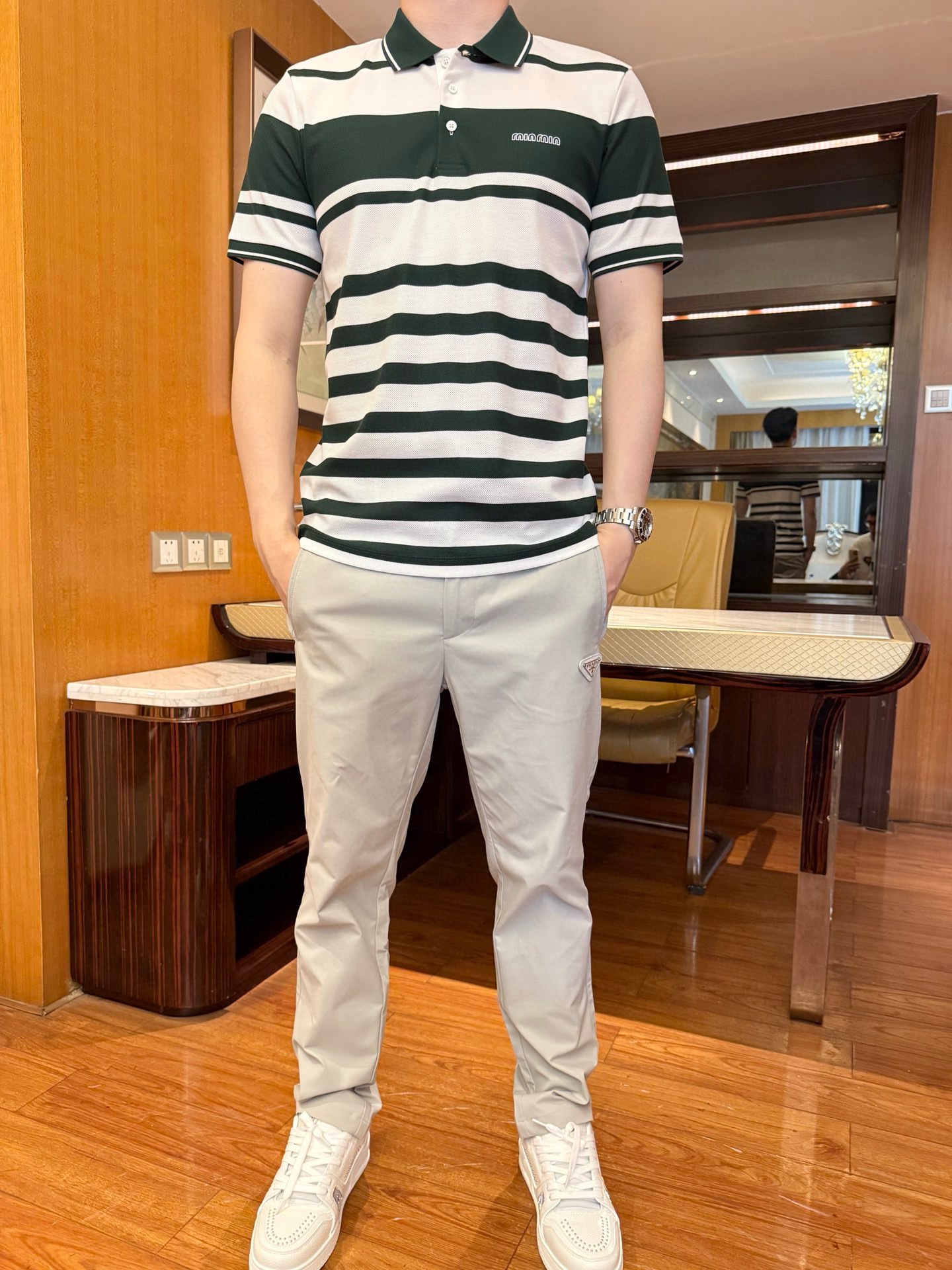 NO:491889,Miumiu-2025 counter latest hot-selling Polo, London counter hot-selling items!  Selected Italian imported fine cotton fabrics with the latest designs, brand embroidery on the chest highlights taste, business and casual boutique. Size: 48-56 (model 180/wear 50, with Hong Kong Lane Crawford gift box packaging), miumiu, alexander wang19860909miumiu-2025专柜最新爆款Polo出货 伦敦专柜热销单品！精选意大利进口精棉面料搭配最新的设计,胸口的品牌刺绣彰显品味 商务休闲精品.尺码:48-56（模特180/穿50,配香港连卡佛礼盒包装）,,miumiu,alexander wang,Men's clothing